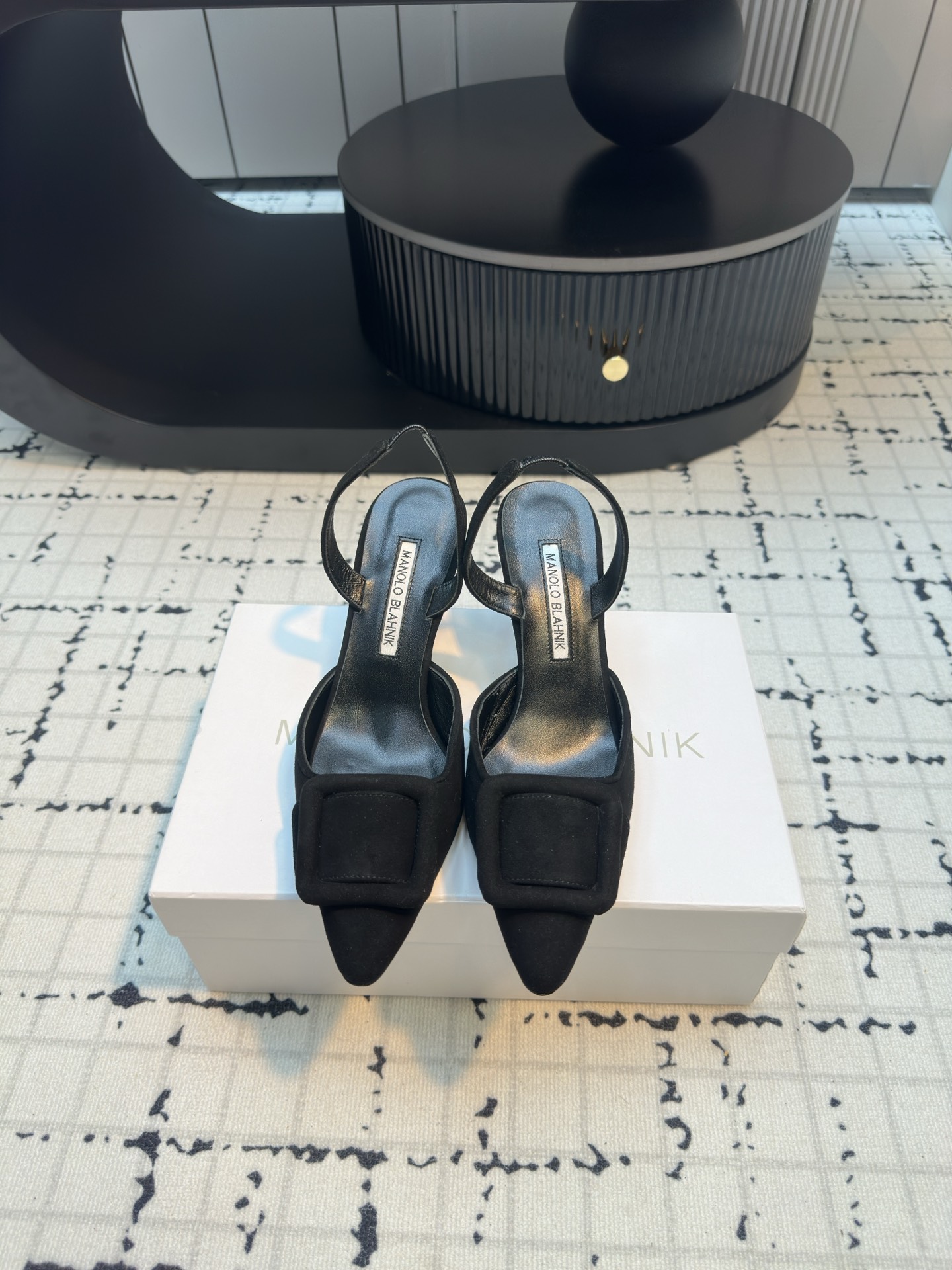 NO:465114,MANOLO BLAHNlK 2025 spring new MB fashionable little women's high heels sandals, no mediocre as ordinary sandals. The pointed toe design plus square buckle embellishment, light luxury and atmospheric, the top quality of purchasing agent to create a luxurious top-notch work. Materials 1:1 customized original custom imported sheep tiles, top-notch sheepskin inner lining, original Italian imported leather sole, heel height 7cm, size 34/42 (34.40.41.42 customized, no return or exchange), high heels, manolo blahnik, sandals, high heels, sheepskin, sheep, Leather soles19860909MANOLO BLAHNlK 2025春季新款MB时尚小女人高跟羊猄凉鞋、没有一般凉鞋的平庸.尖头设计加上方扣点缀、轻奢大气, 代购级最顶级品质 打造奢华顶峰之作  材料1:1定制原版定制进口羊猄 内里顶级羊皮内里 鞋底原版意大利进口真皮大底 跟高7cm 码数34/42（34.40.41.42定做不退不换）,高跟鞋,manolo blahnik,sandals,high heels,sheepskin,sheep,Leather soles,Women's Shoes