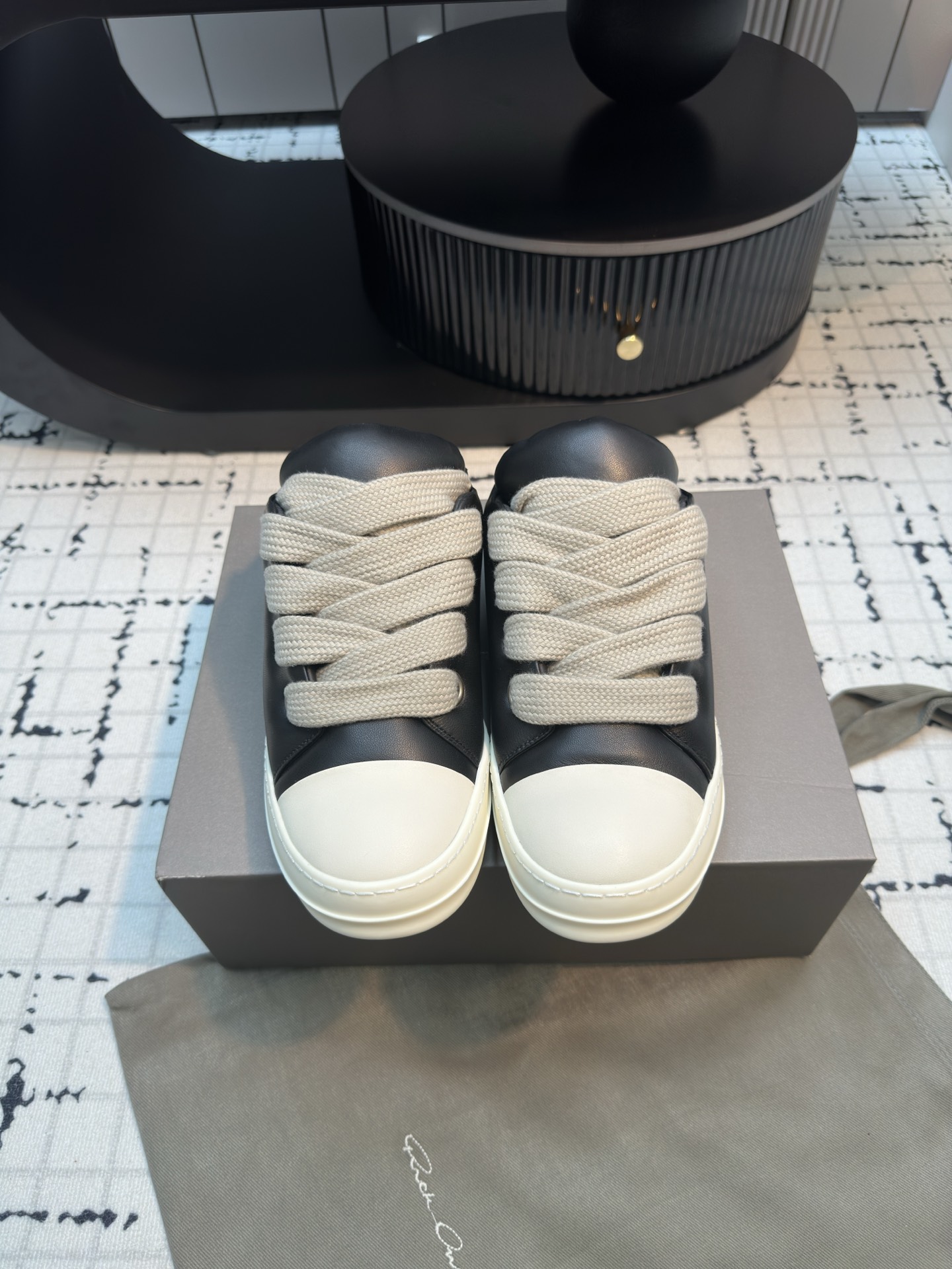 NO:243676,Purchase grade Rick Owens / Rick Owens autumn new low-top thick-lace bread shoes. The outer skin is made of custom soft sheepskin, water-dyed cowhide inside, insole toe layer cowhide, soles are TPU milk-scented sole. Women's 35/40 (40 custom-made not refund or replacement) Men's 39/46 (45.46 custom-made not refund or replacement), casual shoes/sports shoes, sneakers, cowhide, sheepskin19860909代购级 瑞克.欧文斯 /Rick Owens秋季新款低帮粗鞋带面包鞋 外皮采用定制柔软绵羊皮,内里使用水染牛皮,鞋垫头层牛皮,鞋底为TPU奶香底 女款35/40（40定做不退不换） 男款39/46（45.46定做不退不换）,休闲鞋/运动鞋,sneakers,cowhide,sheepskin,Women's Shoes