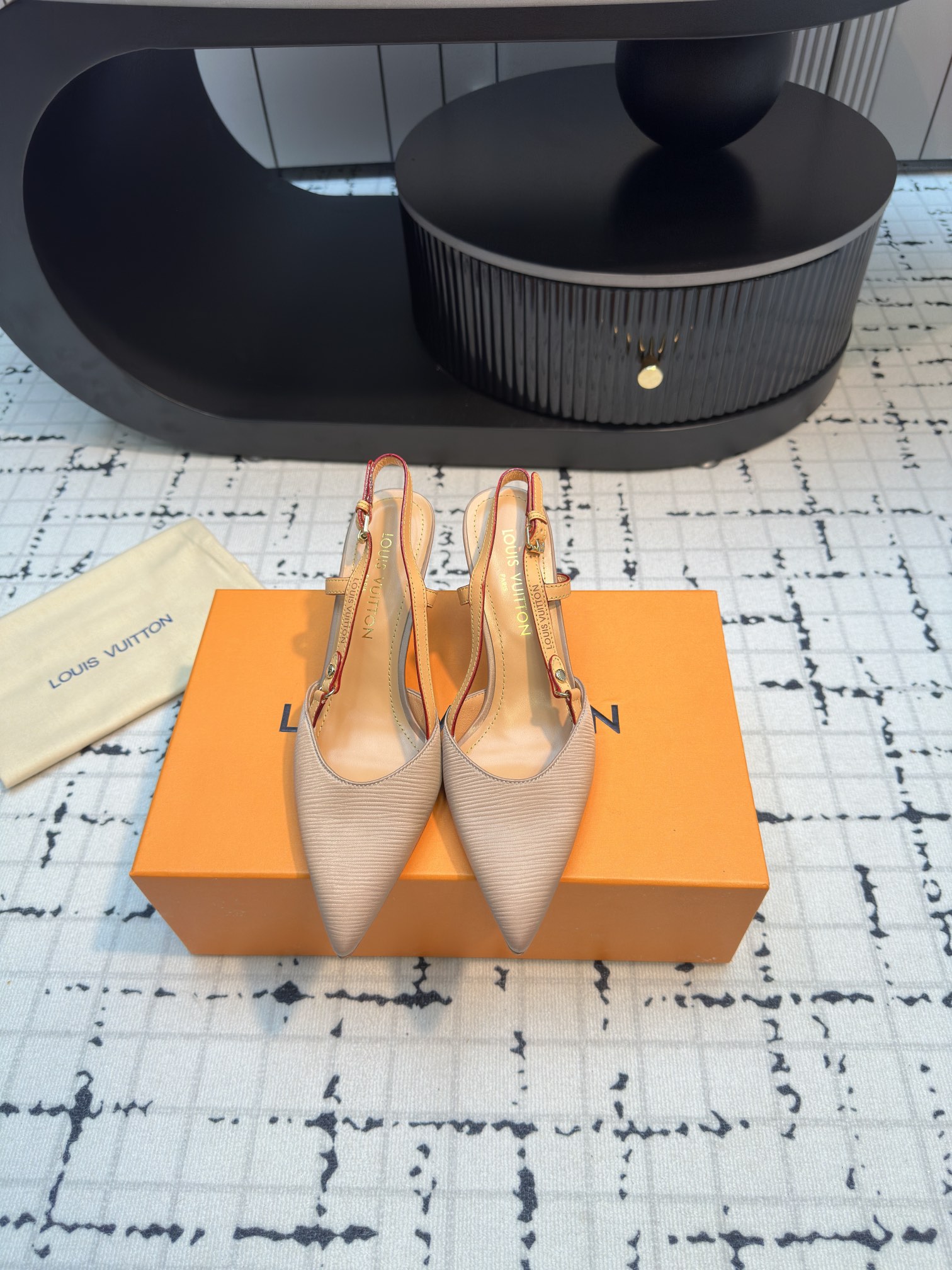 NO:165239,Top version LV | Louis Vuitton, new early autumn style, medieval sandals, the counter is the latest model, empty sandals are on the newest, and the purchasing level is available!  Full of high-end feeling!  A popular model from domestic and foreign bloggers, retro and fashionable, beautiful!  Official website main model★ Original silk embossed upper, imported sheepskin lining, outsole original Italian leather outsole, heel height 7.5cm Shoe size: 35/42 (40.41.42 custom made without return or replacement), sandals, louis vuitton, louis vuitton, sandals, sheepskin, real silk, Leather soles19860909顶级版本LV | 路易威登 早秋新款 中古风凉鞋 专柜主打最新款 后空凉鞋硬货上新 代购级别！高级感十足！国内外博主刷爆的一款,复古又时髦上脚美炸了！官网主推款★ 鞋面原版真丝压纹 内里进口羊皮里 大底原版意大利真皮大底 跟高7.5cm 鞋码: 35/42（40.41.42定做不退不换）,凉鞋,louis vuitton,louis vuitton,sandals,sheepskin,real silk,Leather soles,Women's Shoes