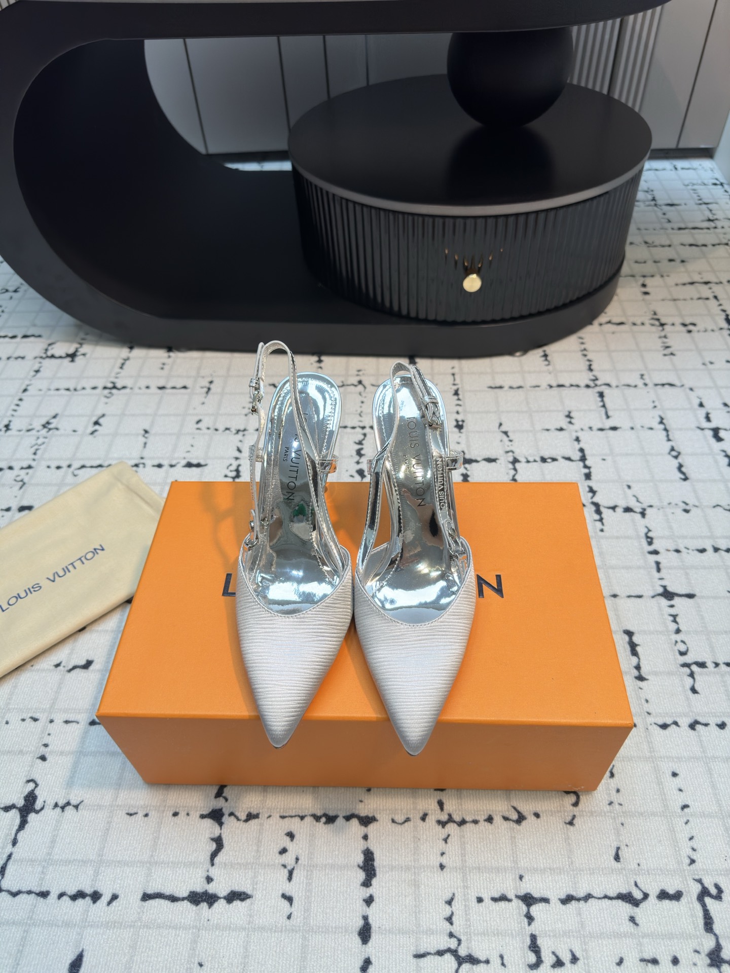 NO:165242,Top version LV | Louis Vuitton, new early autumn style, medieval sandals, the counter is the latest model, empty sandals are on the newest, and the purchasing level is available!  Full of high-end feeling!  A popular model from domestic and foreign bloggers, retro and fashionable, beautiful!  Official website main model★ The upper is original silk embossed, imported sheepskin lining, outsole original Italian leather outsole, heel height 9.5cm Shoe size: 35/42 (40.41.42 custom made without return or replacement), sandals, louis vuitton, louis vuitton, sandals, sheepskin, real silk, Leather soles19860909顶级版本LV | 路易威登 早秋新款 中古风凉鞋 专柜主打最新款 后空凉鞋硬货上新 代购级别！高级感十足！国内外博主刷爆的一款,复古又时髦上脚美炸了！官网主推款★ 鞋面原版真丝压纹 内里进口羊皮里 大底原版意大利真皮大底 跟高9.5cm 鞋码: 35/42（40.41.42定做不退不换）,凉鞋,louis vuitton,louis vuitton,sandals,sheepskin,real silk,Leather soles,Women's Shoes