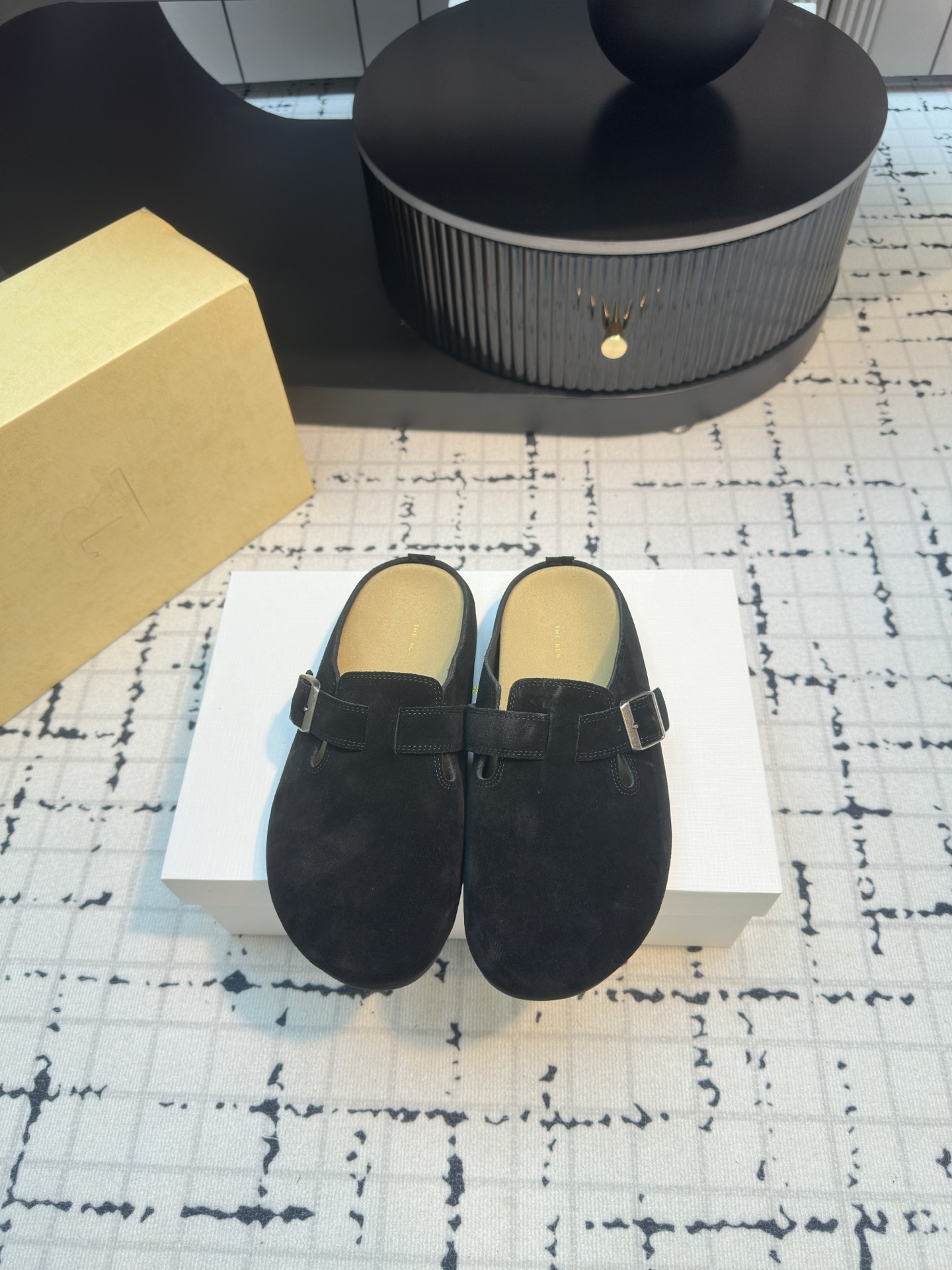 NO:165228,The row 2025 spring and summer new beef reverse velvet half-pack half-tork Boken shoes!  Lightweight and comfortable!  A very good outfit, a must-have for simple fashion experts, a hot commodity for Ins bloggers. It is not very eye-catching at first sight, but the more you look, the better it looks. The more you go, the better it is. The upper is imported ox fleece, high-quality sheepskin inside, original molded rubber outsole Size: 35/40 (40 custom made without return or replacement), semi-torque, sheepskin19860909The row 2025春夏新款牛反绒半包半拖博肯鞋！轻便舒适！ 特别好穿搭 简约时尚达人必备款 Ins博主的香饽饽 第一眼看到不太起眼但是越看越好看 越穿越好穿  鞋面采用进口牛反绒 内里优质羊皮 原版开模橡胶大底 码数:35/40（40定做不退不换）,半拖,sheepskin,Women's Shoes