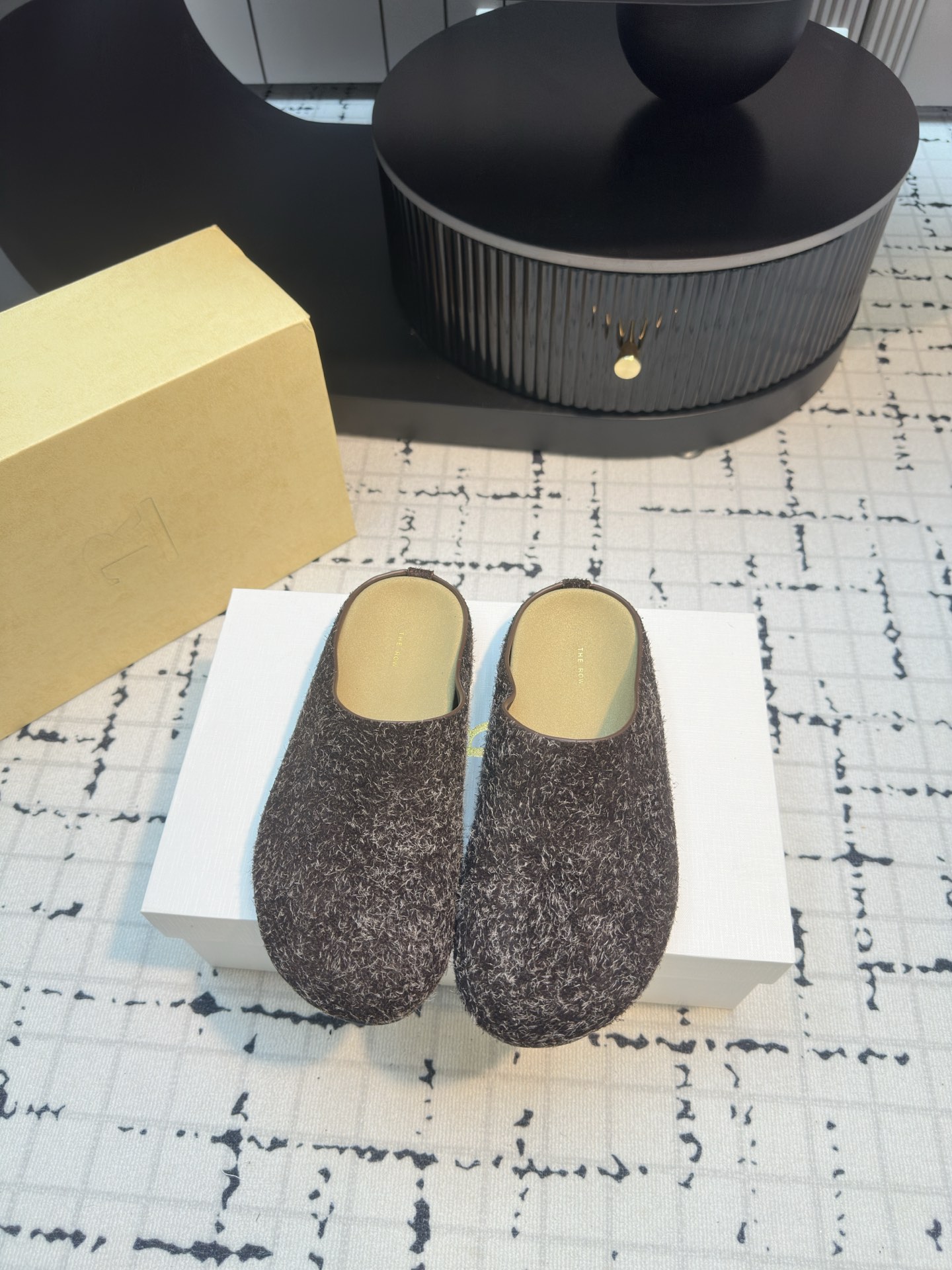 NO:263141,The row 2025 spring and summer new beef reverse velvet half-pack half-tork Boken shoes!  Lightweight and comfortable!  A very good outfit, a must-have for simple fashion experts, a hot commodity for Ins bloggers. It is not very eye-catching at first sight, but the more you look, the better it looks. The more you go, the better it is. The upper is imported ox fleece, high-quality sheepskin inside, original molded rubber outsole Size: 35/40 (40 custom made without return or replacement), semi-torque, sheepskin19860909The row 2025春夏新款牛反绒半包半拖博肯鞋！轻便舒适！ 特别好穿搭 简约时尚达人必备款 Ins博主的香饽饽 第一眼看到不太起眼但是越看越好看 越穿越好穿  鞋面采用进口牛反绒 内里优质羊皮 原版开模橡胶大底 码数:35/40（40定做不退不换）,半拖,sheepskin,Women's Shoes