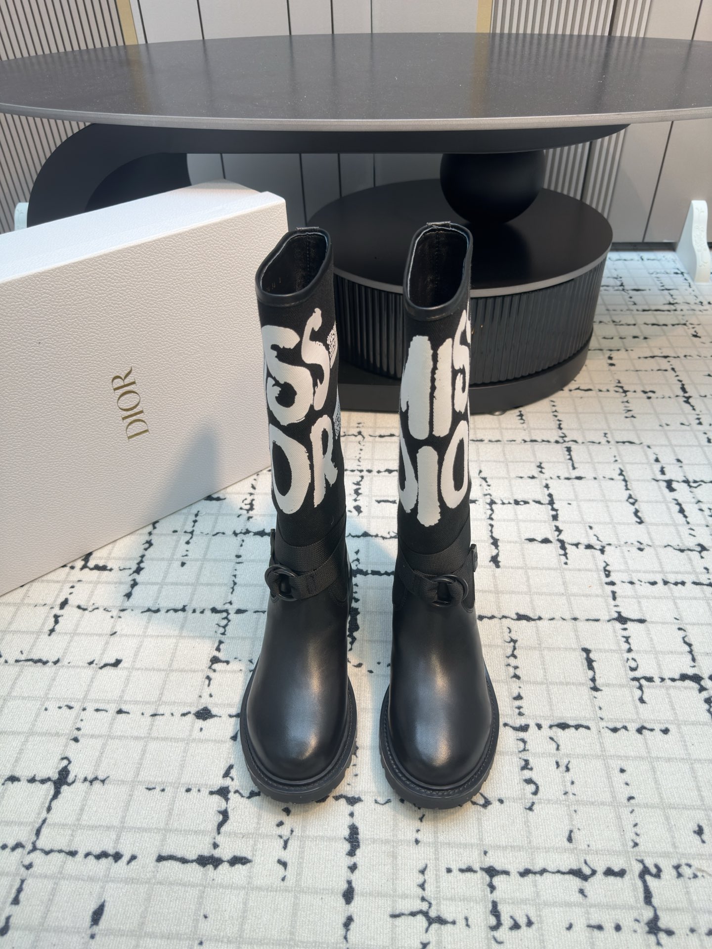 NO:625740,Miss Dior Dior CD 2025 Autumn and Winter Boots Latest color high-definition poster model D-Major electric embroidery color block letter logo Round toe mid-calf graffiti women's boots Knight boots Fabric original embroidery/cowhide Original cowhide lining Sole molded sole Size 35/40 (40 customized, non-returnable and non-exchangeable), boots, dior, dior, boots, cowhide19860909Miss Dior 迪奥 CD 2025秋冬长靴 最新色高定海报款D-Major电绣拼色字母logo 圆头中筒涂鸦女靴脚骑士靴 面料原版刺绣/牛皮 内里原版牛里 鞋底开模鞋底 码数35/40（40定做不退不换）,靴子,dior,dior,boots,cowhide,Women's Shoes