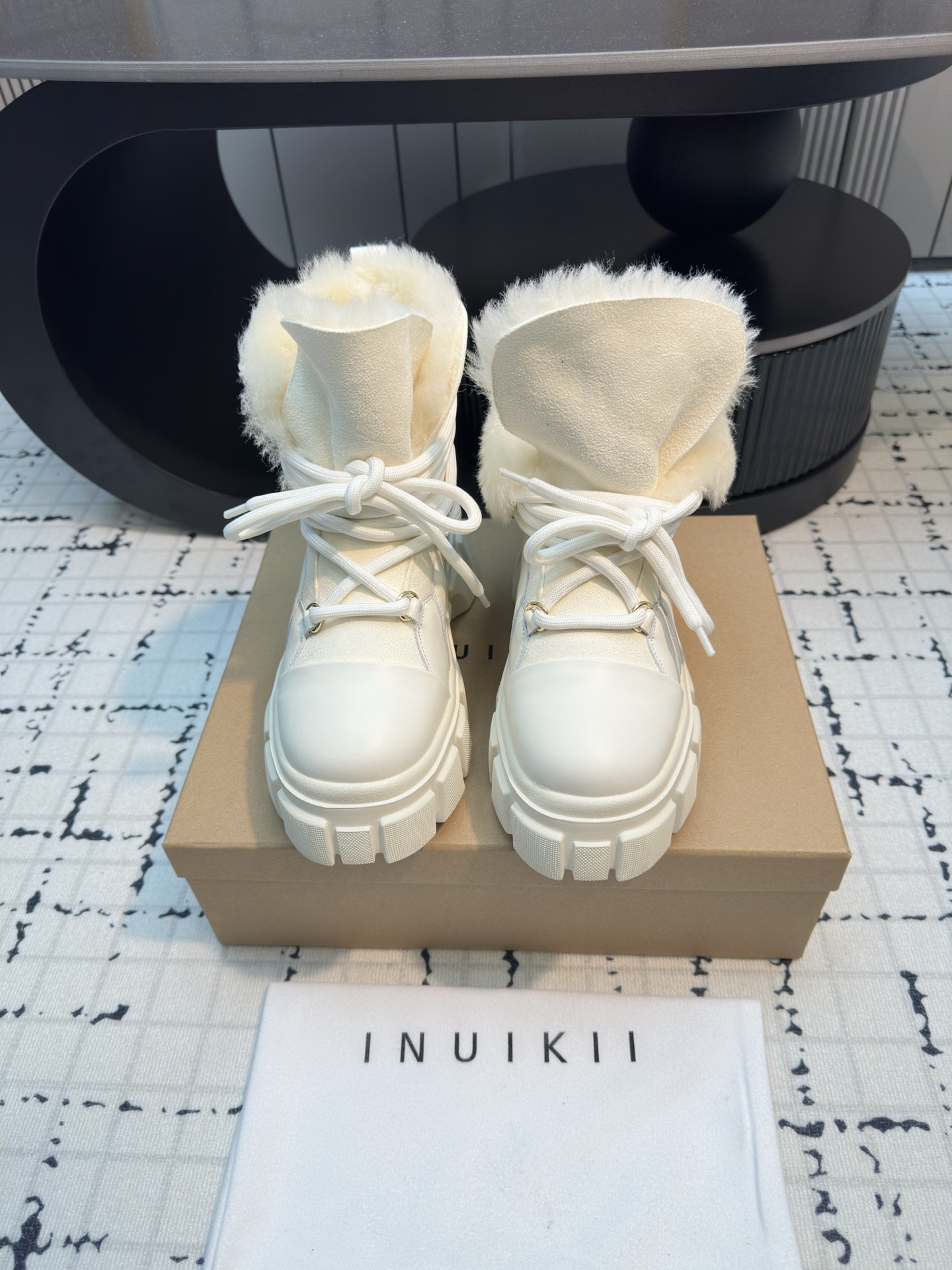 NO:625647,INUIKII snow boots, the upper is made of cow fur and the upper part is super comfortable and has a warm effect!  The upper is made of original imported cowhide. The lining: real wool lining. Real wool for the feet. The outsole is imported non-slip and wear-resistant rubber outsole. The size is 35/40 (40 is custom-made and cannot be returned or exchanged), snow boots, boots, cowhide19860909INUIKII雪地靴,鞋面采用牛皮毛一体上脚超级舒适且兼具保暖效果！ 鞋面采用原版进口牛皮 内里: 真羊毛内里 垫脚真羊毛 大底进口防滑耐磨橡胶大底 码数35/40（40订做不退不换）,雪地靴,boots,cowhide,Women's Shoes