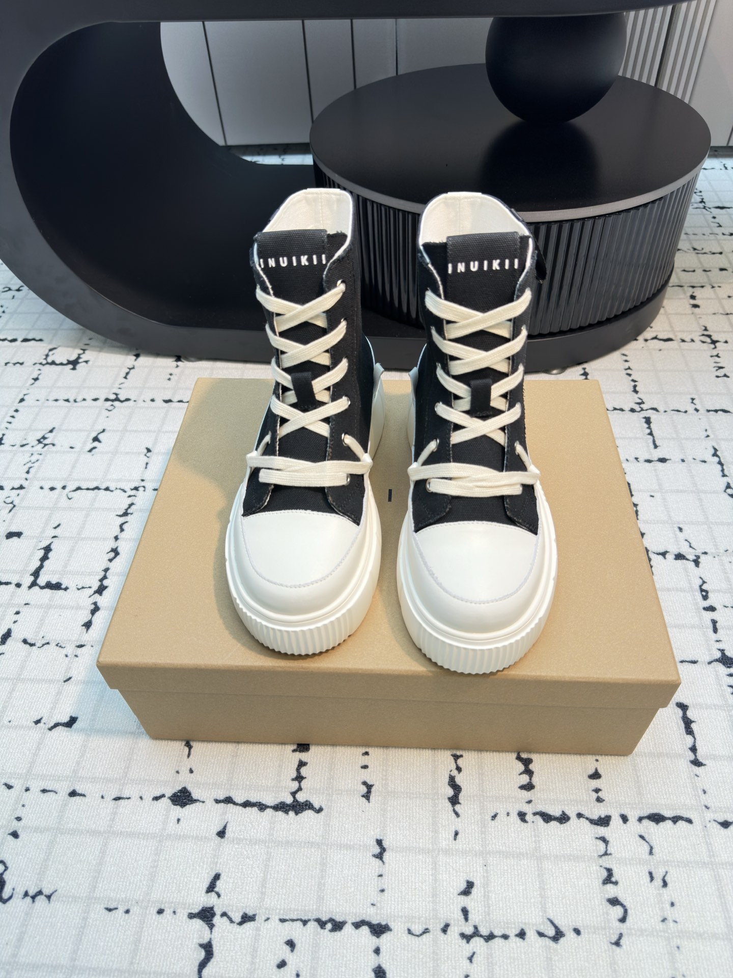 NO:236527,INUIKII new high-top cookie shoes!  The main feature is good-looking, the iconic deconstructed silhouette is made of simple three-dimensional lines, the upper is covered with breathable canvas fabric, and the upper is injected with softness. It enhances the feel of the feet. It uses a silhouette rubber thick sole, which makes it look slim and long. The shoe shape is suitable for various combinations of daily life, which is casual and light and comfortable. Original custom canvas, original custom canvas, inner lining, rubber pu outsole, size 35/40 (40 custom made, no return or replacement), casual shoes/sports shoes, sneakers19860909INUIKII新款高帮饼干鞋！主打好看 ,标志性解构化廓形,鞋身以简约立体线条,鞋面覆盖透气帆布面料,注入上层柔 软提升脚感,采用廓形橡胶厚底,穿着显瘦显腿长,板鞋造型适合日常生活的各种搭配,休闲轻便又舒适 面料原版定制帆布 内里原版定制帆布 大底橡胶pu大底 码数35/40（40定做不退不换）,休闲鞋/运动鞋,sneakers,Women's Shoes