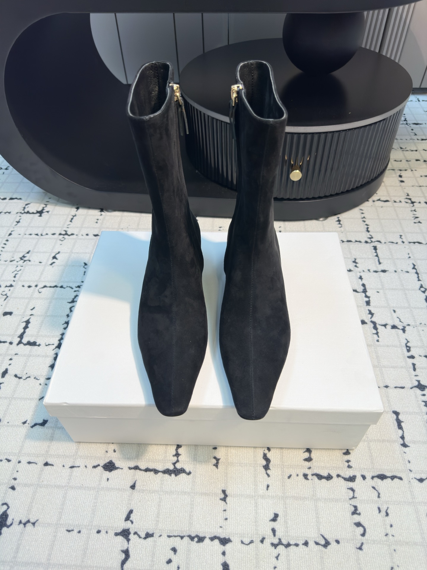 NO:483540,The row The new slim heel pointed toe temperament cowhide short boots in autumn and winter The row has never lost the sense of high-end creation. A pair of simple, capable, low-key and fashionable boots without bright colors and complicated designs. Just a 3cm thin heel and neat and fashionable pointed toe design can fully open the aura and have a full sense of high-end. Original fabric cowhide inner cowhide, large sole leather, heel height 3cm, size 35/41 (40.41 custom made without return or exchange), boots, boots, cowhide, Leather soles19860909The row 秋冬新款细跟尖头气质牛皮短靴 The row在打造高级感这点从来就没输过 一双简约干练、低调时髦的靴子 没有鲜艳的色彩和繁杂的设计 仅凭3cm的小细跟和利落时髦气质的尖头设计就能气场全开,高级感十足 面料原版牛皮 内里牛皮 大底真皮大底 跟高3cm 码数35/41（40.41定做不退不换）,靴子,boots,cowhide,Leather soles,Women's Shoes