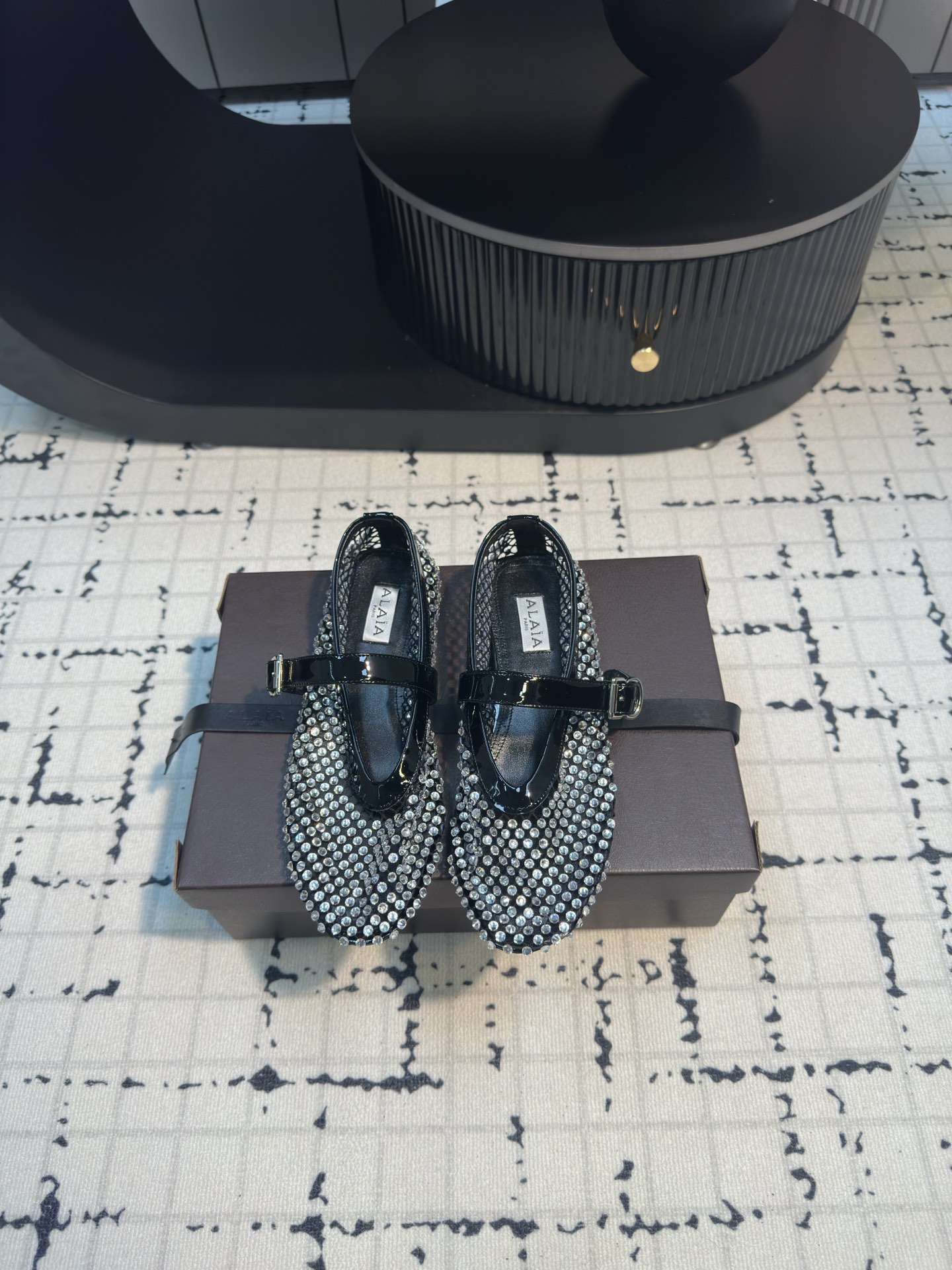 NO:265410,Alaia spring and summer new fashionable rhinestone mesh flat ballet shoes | Original purchase level Material and craftsmanship Original imported mesh/beef patent leather Upper shine rhinestone decoration Custom leather inner Upper is decorated with leather one-length buckle Open molded rubber outsole Size 34/42 (34.40.41.42 Customized without return or replacement) Ordinary packaging Original packaging, ballet shoes, alaia19860909Alaia阿莱亚春夏新款时髦水钻网面平底芭蕾舞鞋｜原版购入代购级别 材质与工艺 原版进口网纱/牛漆皮 鞋面闪耀水钻装饰 定制皮革内里 鞋面饰以皮质一字扣 开模橡胶大底 码数34/42（34.40.41.42定做不退不换） 普通包装 原版包装,芭蕾舞鞋,alaia,Women's Shoes