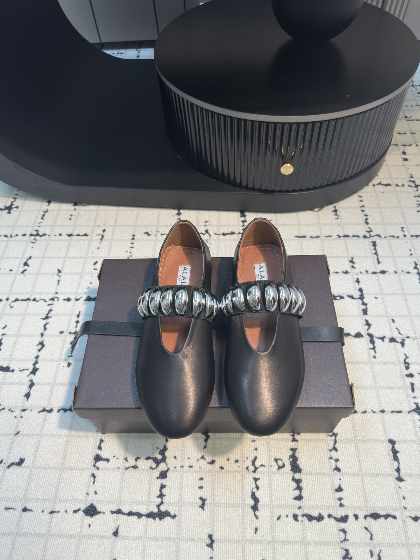 NO:265413,Alaia's flat ballet shoes. After a while, it must be Alaia's ultimate comfort and versatility. The cross-belt design has a ballet feeling. The same style as Zhang Xiaohui, sweet and cool ballet style. A popular ballet shoes, romantic and charming. Original custom cowhide/mesh/yangjing fabric, sheepskin inner, private molded rubber non-slip sole. Size 34/42 (34.40.41.42 custom made without return or exchange) Ordinary packaging. Original packaging, ballet shoes, alaia, cowhide, sheepskin, sheep19860909Alaia阿莱亚走秀款平底芭蕾舞鞋 兜兜转转还得是Alaia极致的舒适和百搭 交叉带的设计有种芭蕾舞的感觉 章小蕙同款 甜酷芭蕾风 人气超高的一款芭蕾舞鞋,浪漫又迷人 原版订制牛皮/网纱/羊京面料 羊皮内里 私模橡胶防滑大底 码数34/42（34.40.41.42定做不退不换） 普通包装 原版包装,芭蕾舞鞋,alaia,cowhide,sheepskin,sheep,Women's Shoes