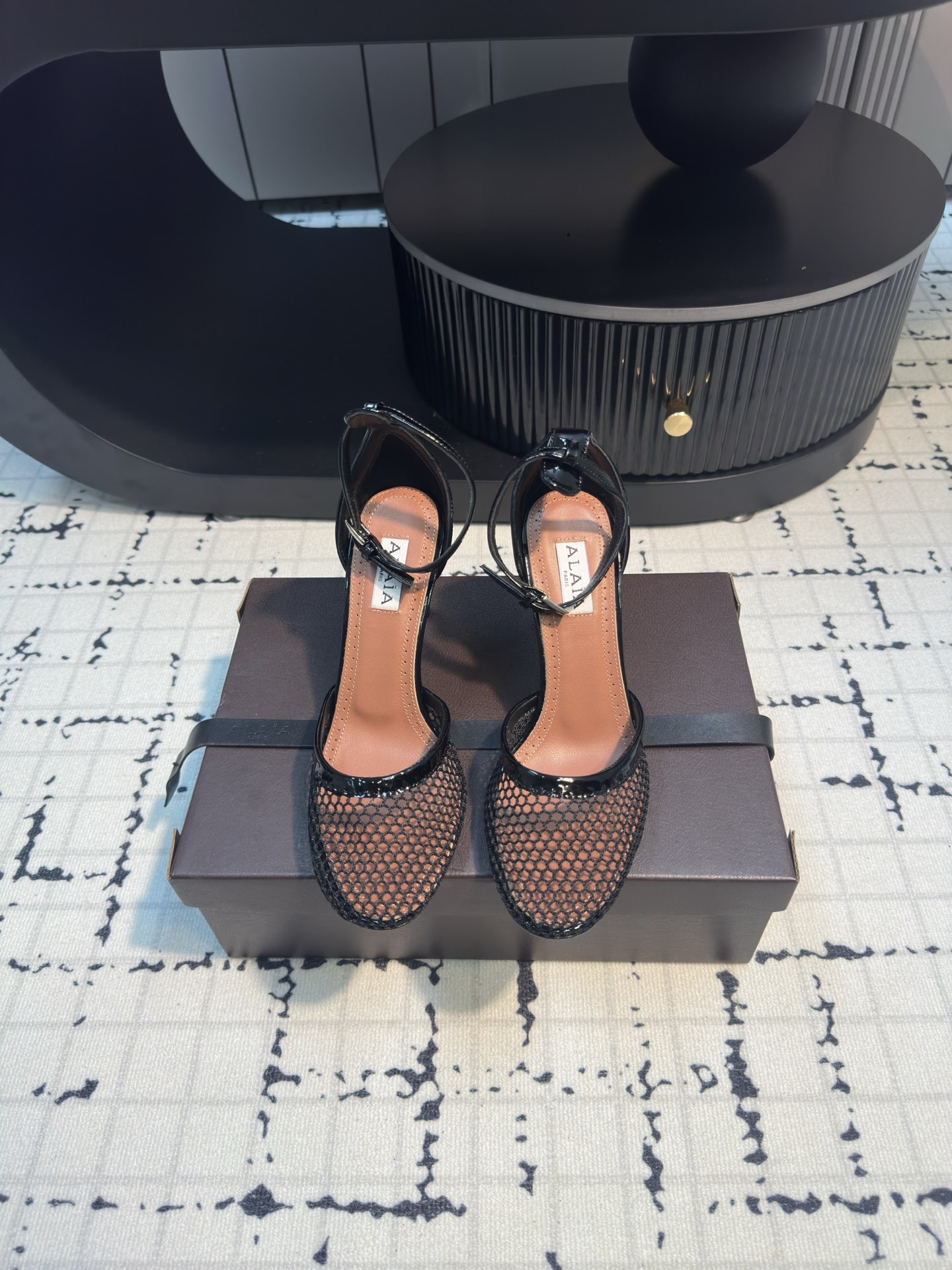 NO:265438,Purchase level Alaia Synchronous Counter Fishing Net High Heels Hot Products, popular products, popular aesthetics nowadays. Alaia's minimalist style is so popular, so take advantage of the popularity and get fashionable!  Heel height 10cm Instant Hold full size 34/42 (34.40.41.42 Customized, no return or exchange) Normal packaging Original packaging, high heels, sandals, alaia, sandals, high heels19860909代购级 Alaia阿莱亚同步专柜渔网高跟鞋 爆款单品,时下流行审美.Alaia极简风太火了 所以趁着有热度,赶紧时髦一把！ 跟高10cm 瞬间Hold全场 码数 34/42（34.40.41.42定做不退不换） 普通包装 原版包装,高跟鞋凉鞋,alaia,sandals,high heels,Women's Shoes