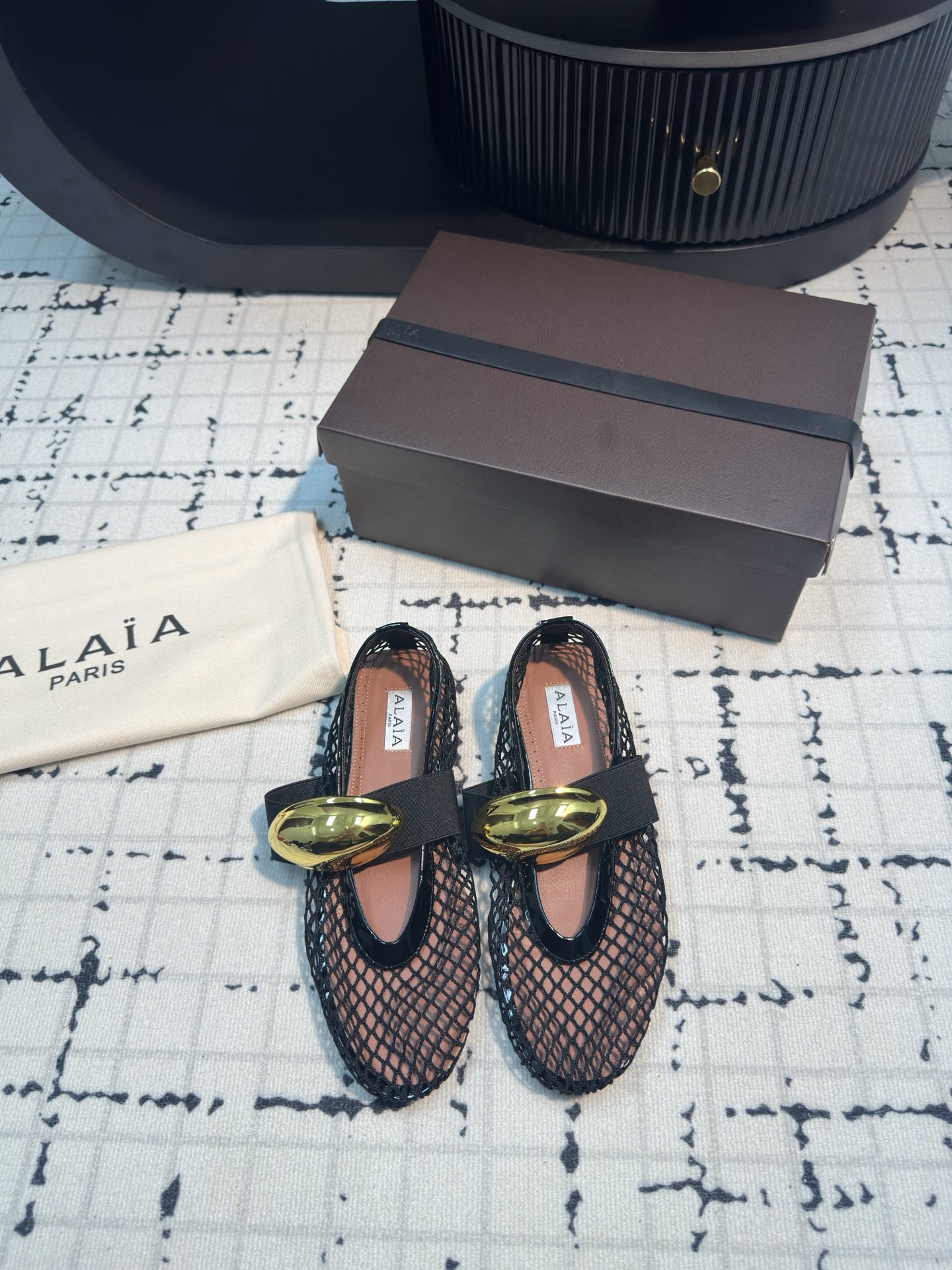 NO:265415,Alaiya 5 gold large button hollow fishing net ballet shoes. Purchase quality ~ no pressure to enter and exit. The hazy feeling is looming. The most beautiful fishing net shoes are in Alaia. The feet are huge and soft and easy to wear. The shoe shape is good for wrapping ~ fashionable and elegant ~ invincible versatile ~ skirt and trousers are available for you to choose from slack, elegant, and tightly grasped. Original imported mesh/cow patent leather Custom leather inner upper is decorated with leather one-length buckle Open molded rubber sole Size 34/42 (34.40.41.42 Customized without return or replacement) Ordinary box Original box, ballet shoes, alaia, skirts19860909阿莱亚5金色大扣子镂空渔网芭蕾舞鞋 代购品质～出入无压力 若隐若现的朦胧感～最美渔网鞋就在 Alaia 上脚巨软巨好穿～鞋型包裹性好～时尚优雅～无敌百搭～裙装裤装任你挑～松弛感、优雅感、拿捏的死死的 原版进口网纱/牛漆皮 定制皮革内里 鞋面饰以皮质一字扣 开模橡胶大底 码数34/42（34.40.41.42定做不退不换） 普通盒 原版盒,芭蕾舞鞋,alaia,skirts,Women's Shoes