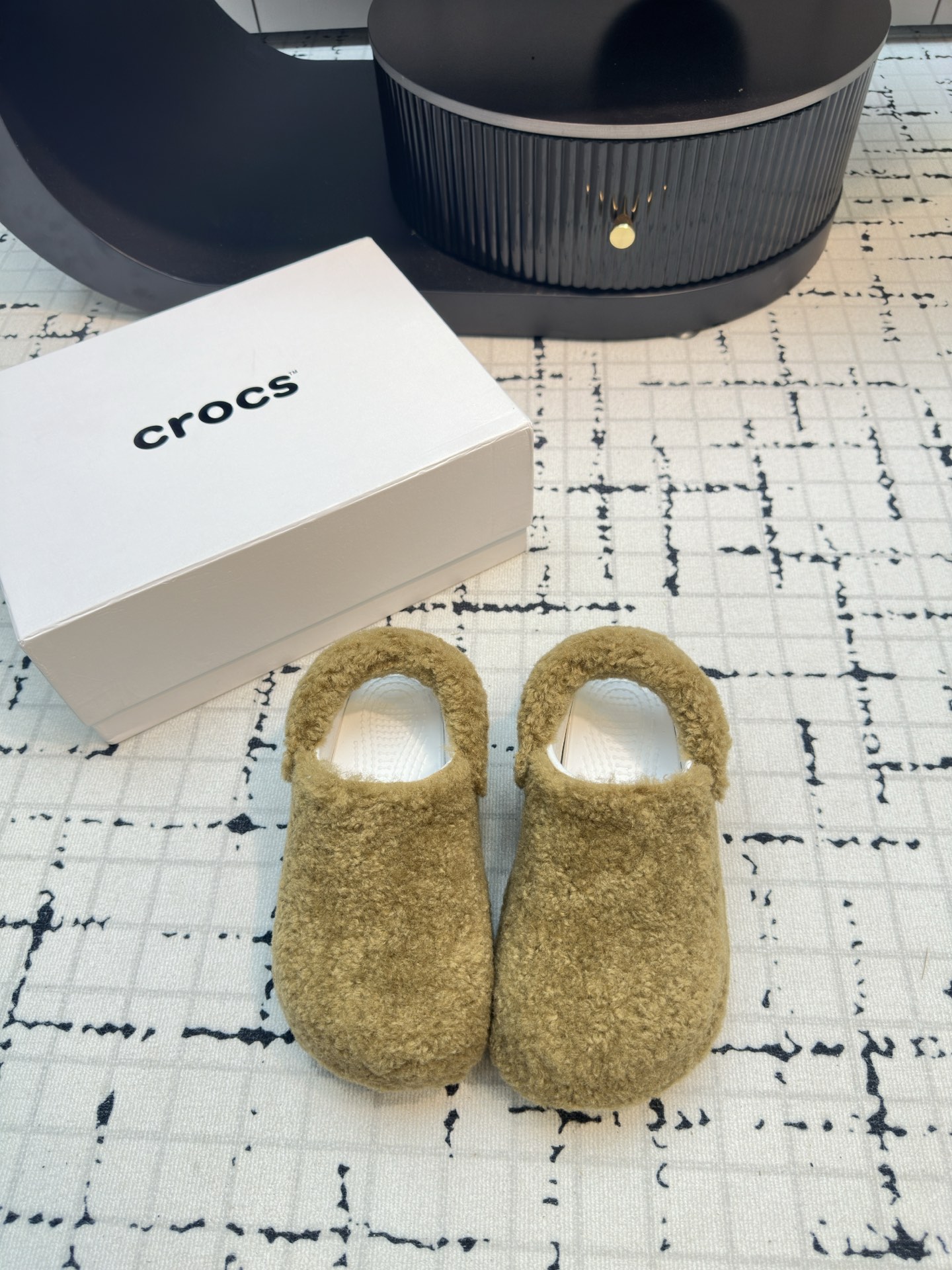 Crocs: Innovative Leisure Shoes for All Seasons, Comfortable and Stylish.