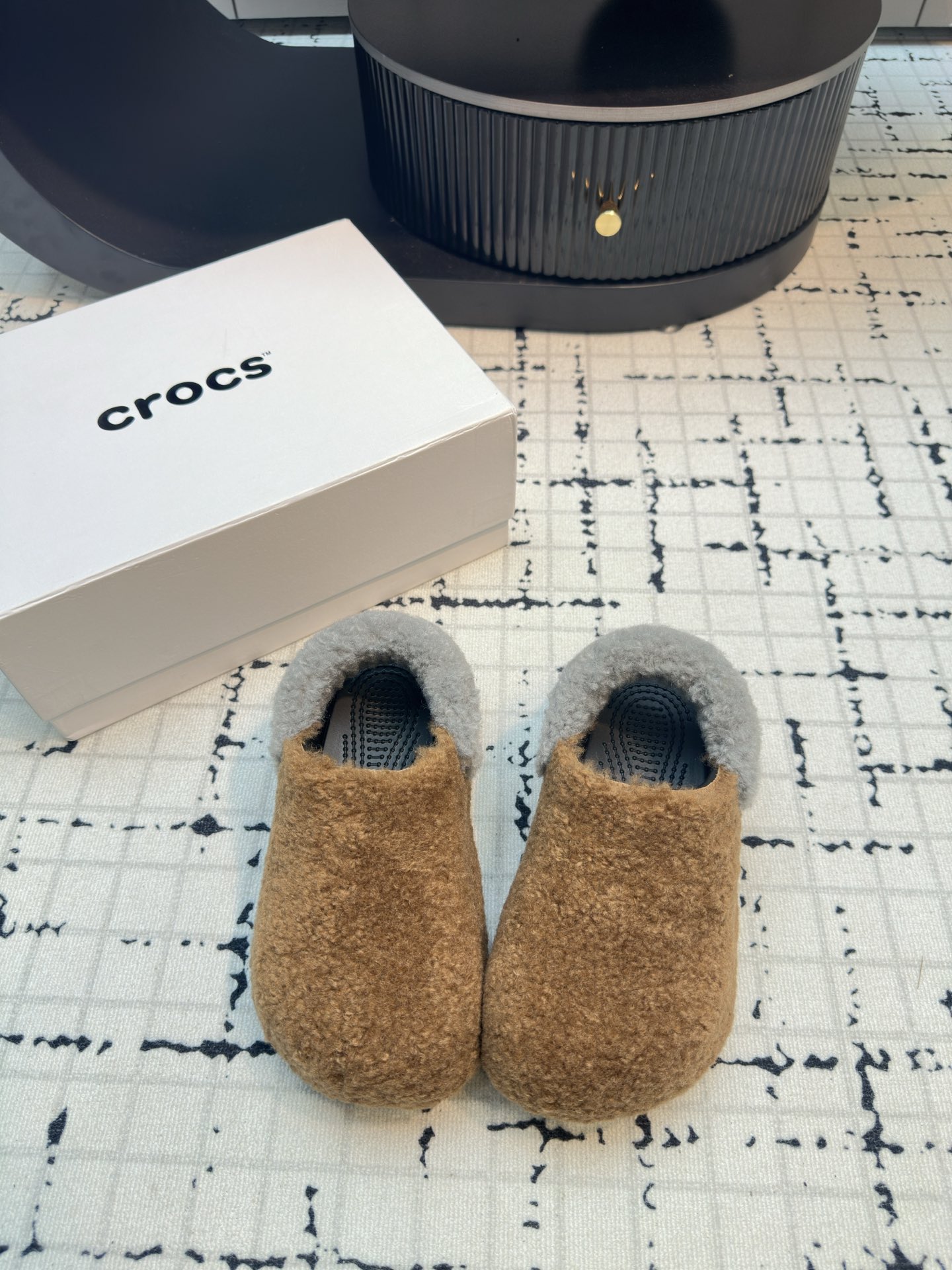 Crocs: Innovative Leisure Shoes for All Seasons, Comfortable and Stylish.
