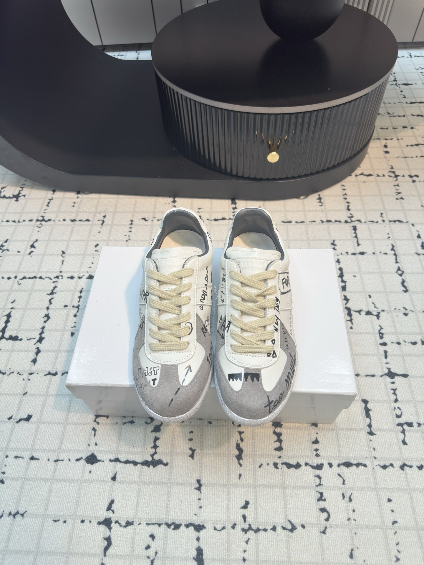 NO:252555,Magira's classic men and women's couples' classic men and women's men and women's men and women's most comfortable men and women's shoes are ~ full of retro ~ you can be very high-end when you wear it ~ very light on your feet ~ super comfortable and breathable ~ most importantly not tired ~ don't wear your feet ~ every day travel ~ don't pick any occasions to wear it ~ super durable ~ texture ~ commuting and shopping is very ok. Upper cowhide suede imported lambskin inside soft sweat-absorbing and breathable comfy sole original open mold rubber wear-resistant beef tendon soles women's 34/40 (34.40 custom-made not refund or replacement) Men's 39/46 (39.45.46 custom-made not refund or replacement), casual shoes/sports shoes, masion margiela, sneakers, cowhide, sheepskin, chamois leather19860909马吉拉男女情侣款经典德训鞋 马吉拉最最舒服的德训鞋～复古感满满～随便穿搭就可以很高级～上脚非常轻便～超级舒服透气～最重要不累脚~不磨脚～日常出行～不挑任何场合喜欢怎么穿就怎么穿～超级耐看～有质感～通勤逛街都非常ok 鞋面牛皮麂皮 内里进口小羊皮 柔软吸汗透气舒适 鞋底原版开模橡胶耐磨牛筋底 女款34/40（34.40定做不退不换） 男款39/46（39.45.46定做不退不换）,休闲鞋/运动鞋,masion margiela,sneakers,cowhide,sheepskin,chamois leather,Women's Shoes