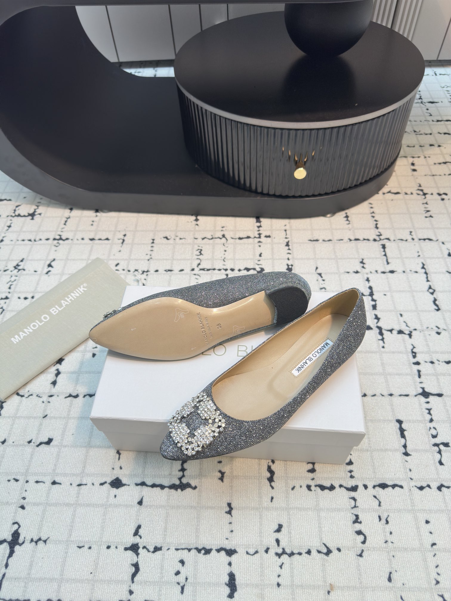 Manolo Blahnik: Quality Custom Footwear with Unique Design and Precision Testing - 图片 6