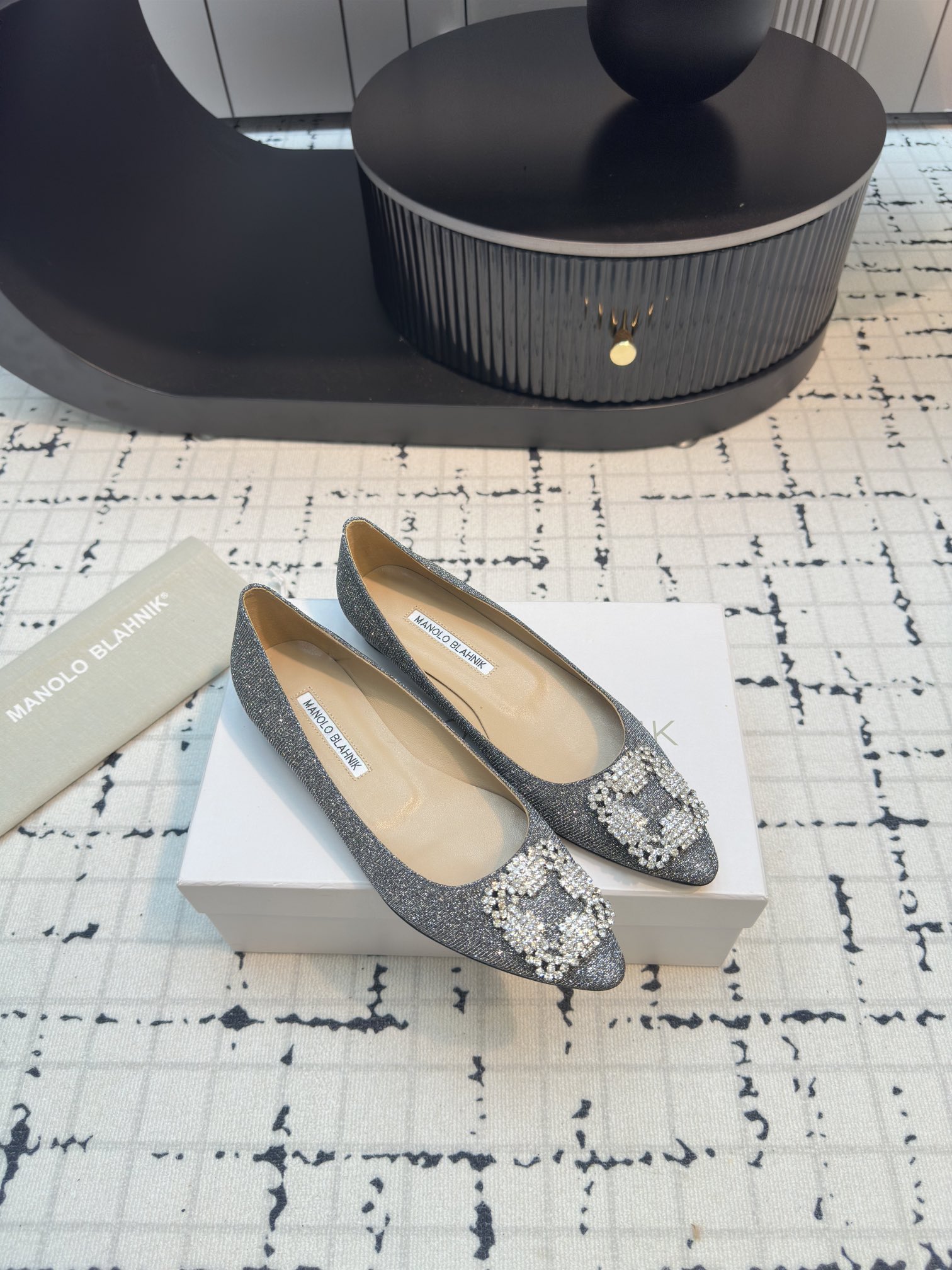Manolo Blahnik: Quality Custom Footwear with Unique Design and Precision Testing - 图片 2