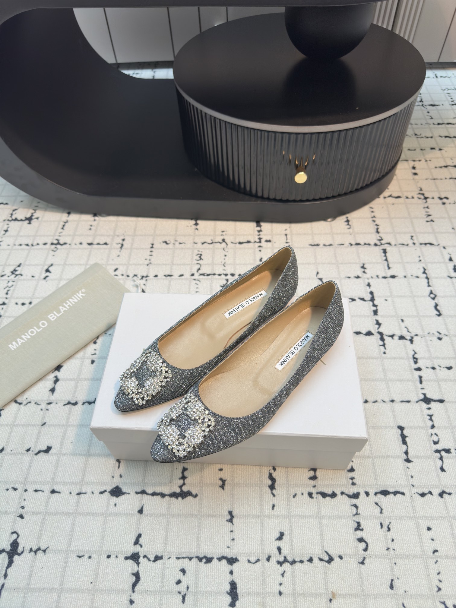 Manolo Blahnik: Quality Custom Footwear with Unique Design and Precision Testing - 图片 3