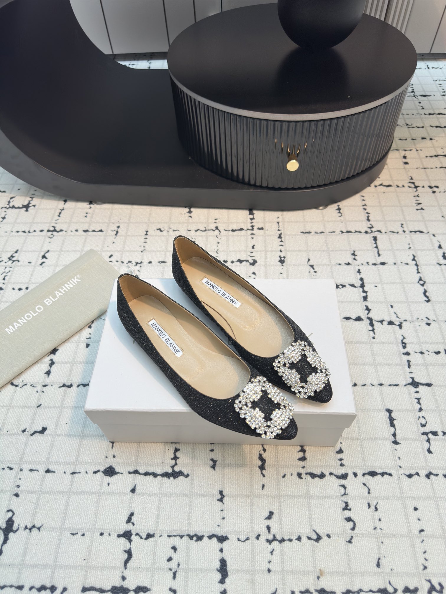 Manolo Blahnik: Quality and Precision in Footwear Design - 图片 2