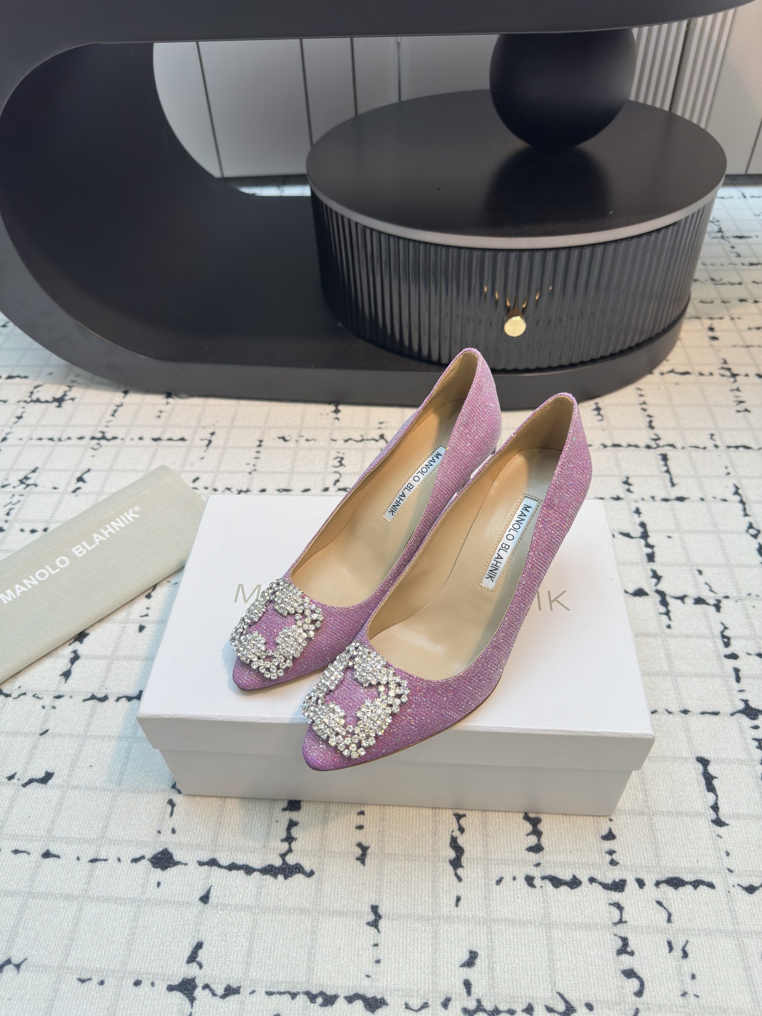 Manolo Blahnik: Quality Custom Footwear with Unique Design and Precision Craftsmanship - 图片 2