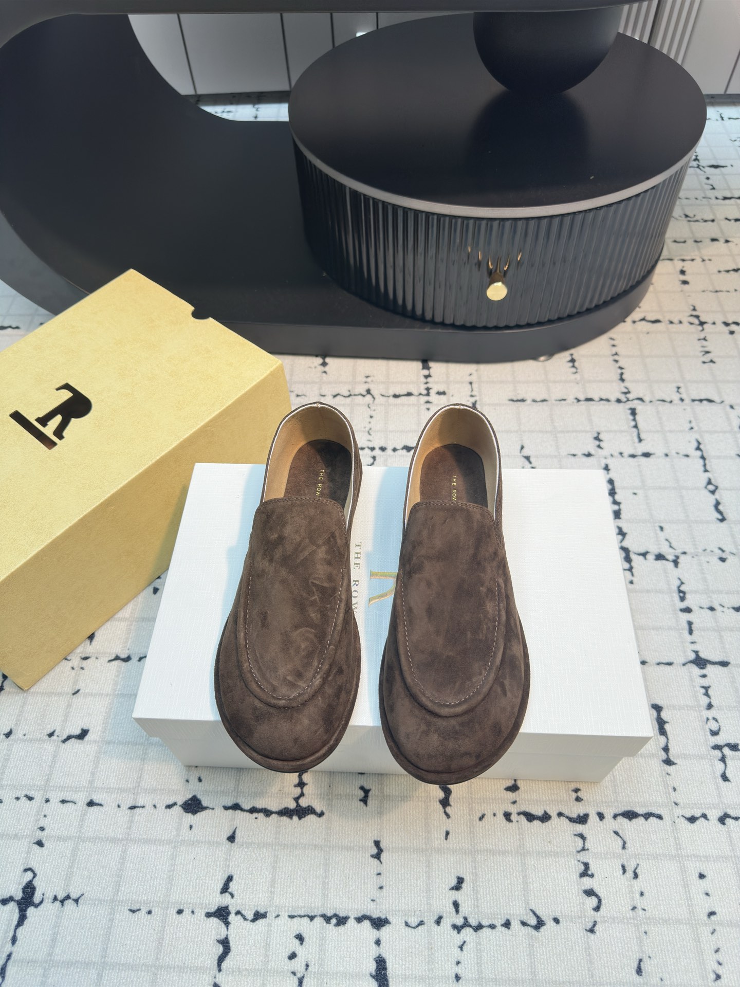 NO:165279,The row_New retro loafers, I fell in love with this shoe at first sight, it looks good with a little retro flavor and a casual combination!  All major internet celebrity bloggers are wearing it, there is no Hong Kong treasure in front and back, the whole shoe is very soft, easy to wear without scratching your feet, simple and versatile style~ I don’t want to take off when I wear it, so I have high requirements for foot feeling to enter it. Size 35/40 (40 custom made without return or replacement), loafers, loafers19860909The row_新款复古乐福鞋,第一眼看到这个鞋子就爱上了,带点复古味随意搭配都好看！各大网红博主都在穿它,前后无港宝,整个鞋子非常柔软,好穿不磨脚简约百搭款~穿上就不想脱的款,对脚感要求高的闭眼入它 尺码35/40（40定做不退不换）,乐福鞋,loafers,Women's Shoes