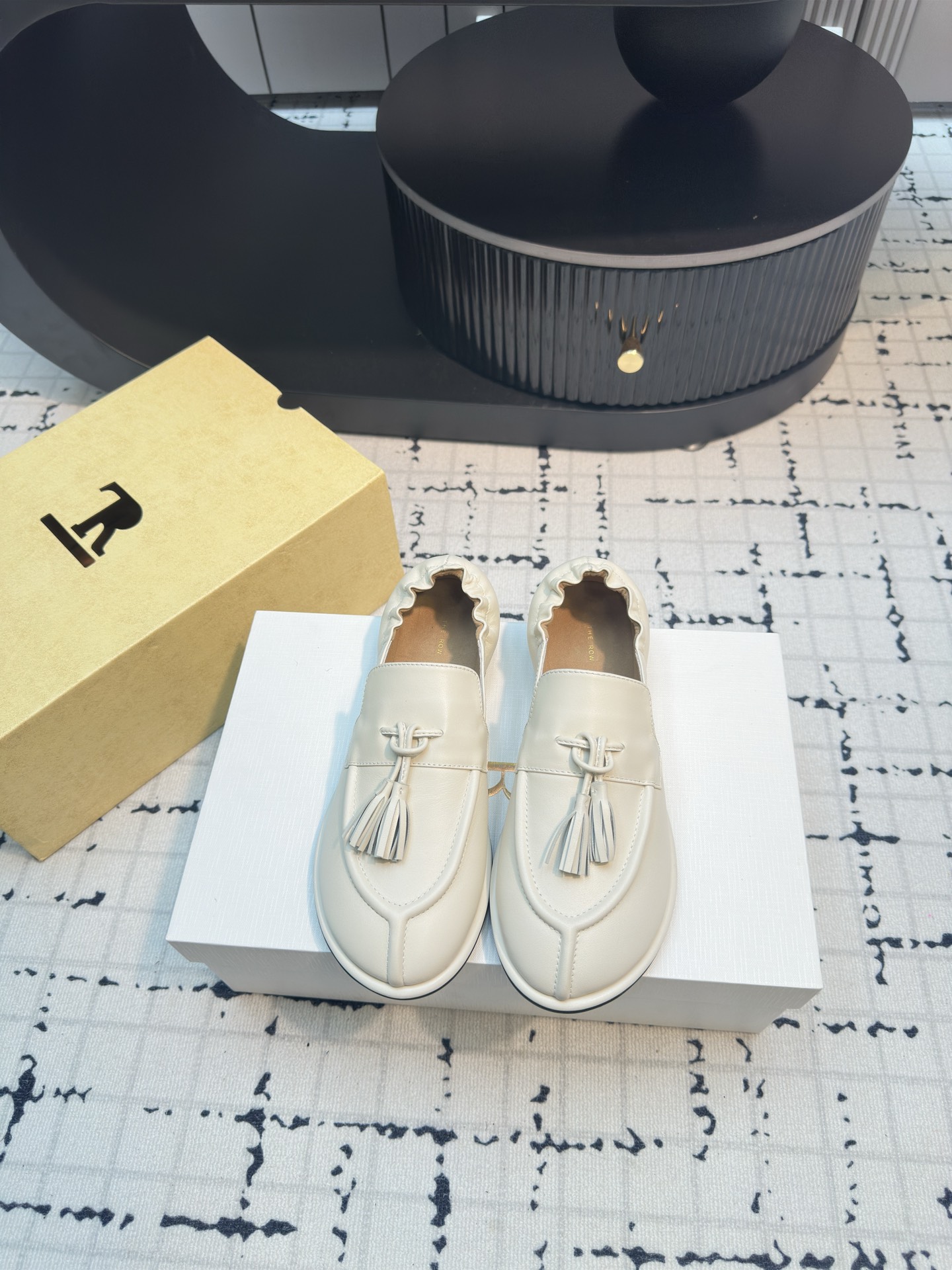 NO:165282,The Row 2025 Spring and Summer New Tassel Loafers I fell in love with this shoe at first sight. It looks good with a little retro flavor and a casual combination!  All major internet celebrity bloggers are wearing it. The whole shoe is very soft, durable and not worn. Simple and versatile style~ If you wear it without wearing it, you won’t want to take it off when you wear it. If you have high requirements for foot feeling, you can close your eyes and enter it. Size 35/40 (40 custom made without return or replacement), loafers, loafers19860909The Row 2025春夏新款流苏乐福鞋 第一眼看到这个鞋子就爱上了,带点复古味随意搭配都好看！ 各大网红博主都在穿它,整个鞋子非常柔软,耐穿不磨脚.简约百搭款~ 穿若无穿的上脚体验,穿上就不想脱的款,对脚感要求高的闭眼入它 码数35/40（40定做不退不换）,乐福鞋,loafers,Women's Shoes