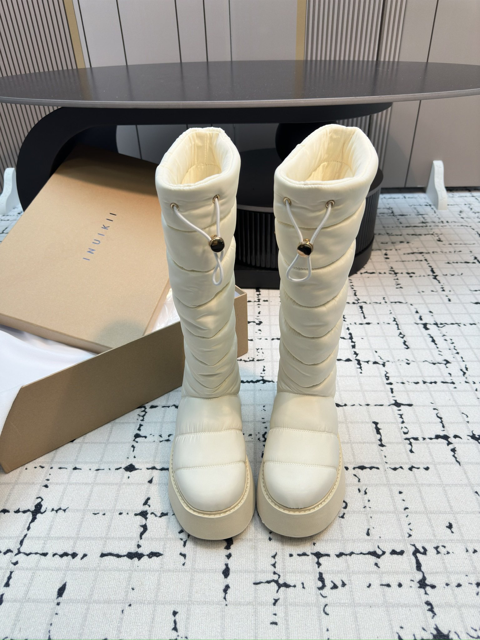 NO:625675,INUIKII snow boots, the uppers are made of imported waterproof, fine gloss, and soft fabrics that not only increase comfort but also provide warmth!  The upper is made of original waterproof and thickened down. The outsole is imported non-slip and wear-resistant rubber outsole. Size 35/40 (40 is custom-made and cannot be returned or exchanged), snow boots, boots, down jacket19860909INUIKII雪地靴,鞋面采用进口防水、光泽细腻,柔软的面料不仅增加舒适度且兼具保暖效果！ 鞋面采用原版防水加厚羽绒 大底进口防滑耐磨橡胶大底 码数35/40（40订做不退不换）,雪地靴,boots,down jacket,Women's Shoes