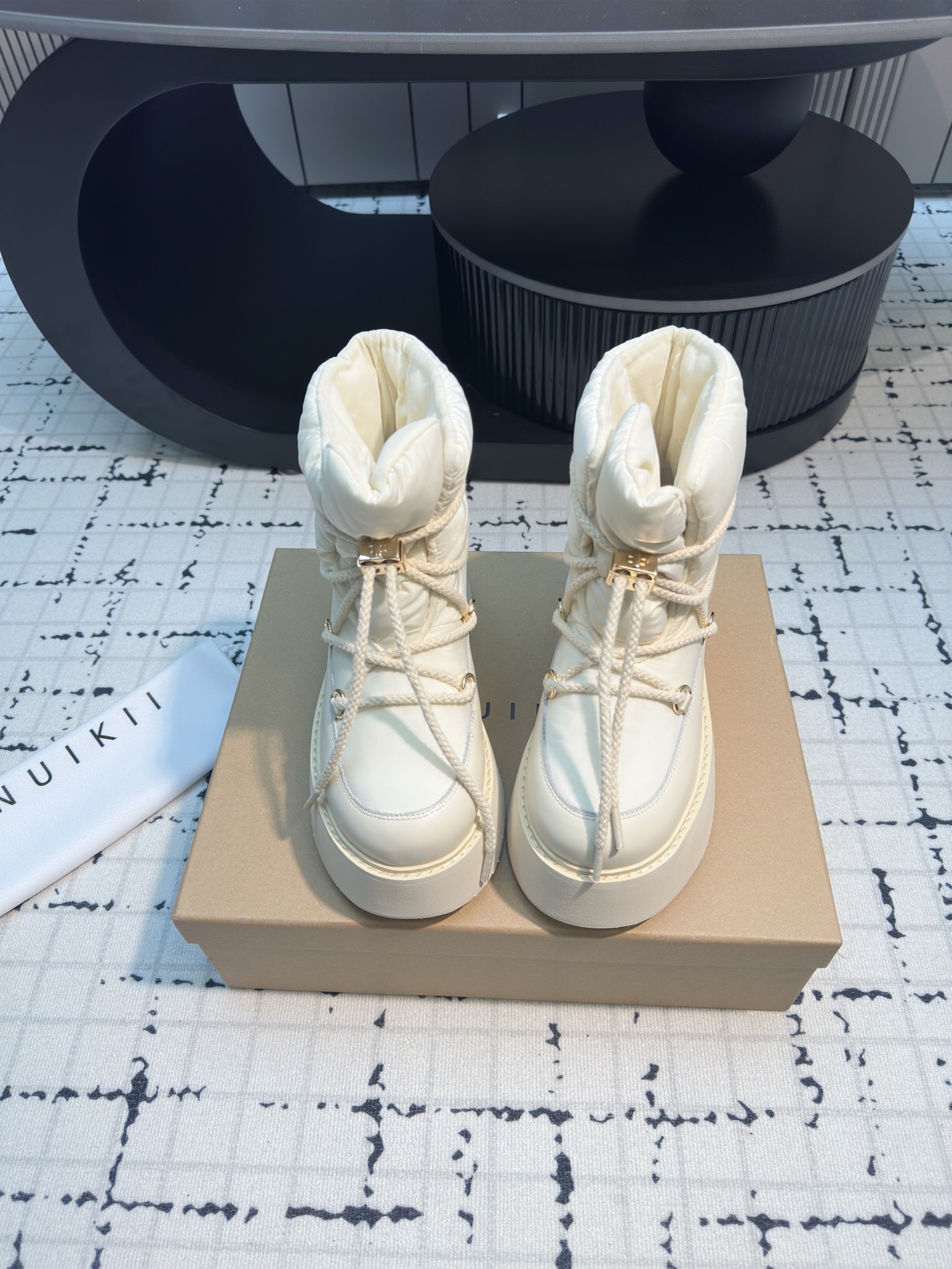 NO:625664,INUIKII snow boots, the uppers are made of imported waterproof, fine gloss, and soft fabrics that not only increase comfort but also provide warmth!  The upper is made of original waterproof and thickened down. The outsole is imported non-slip and wear-resistant rubber outsole. Size 35/40 (40 is custom-made and cannot be returned or exchanged), snow boots, boots, down jacket19860909INUIKII雪地靴,鞋面采用进口防水、光泽细腻,柔软的面料不仅增加舒适度且兼具保暖效果！ 鞋面采用原版防水加厚羽绒 大底进口防滑耐磨橡胶大底 码数35/40（40订做不退不换）,雪地靴,boots,down jacket,Women's Shoes