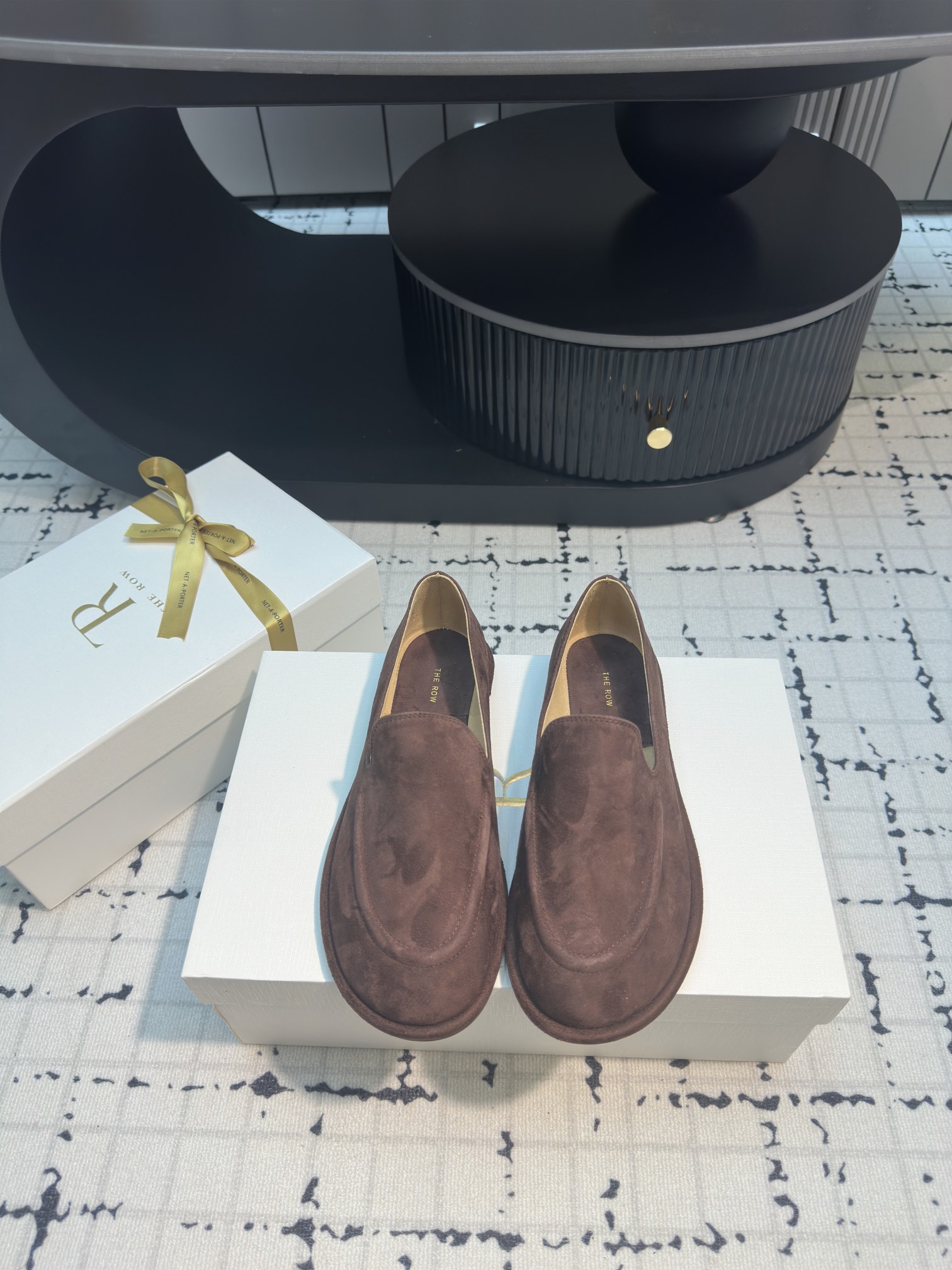 NO:263160,The row_New retro loafers, I fell in love with this shoe at first sight, it looks good with a little retro flavor and a casual combination!  All major internet celebrity bloggers are wearing it, there is no Hong Kong treasure in front and back, the whole shoe is very soft, easy to wear without scratching your feet, simple and versatile style~ The style you don’t want to take off when you wear it, close your eyes and enter it with high foot feeling. The upper is customized imported water-dyeed calfskin, inner lu suede, original rubber sole, size 35/40 (40 custom made without return or replacement) Packaging full set of original box packaging, loafers, loafers, cowhide, chamois leather19860909The row_新款复古乐福鞋,第一眼看到这个鞋子就爱上了,带点复古味随意搭配都好看！各大网红博主都在穿它,前后无港宝,整个鞋子非常柔软,好穿不磨脚简约百搭款~穿上就不想脱的款,对脚感要求高的闭眼入它 鞋面原版定制进口水染小牛皮 内里lu麂皮绒 大底原厂橡胶底 尺码35/40（40定做不退不换） 包装全套原盒包装,乐福鞋,loafers,cowhide,chamois leather,Women's Shoes