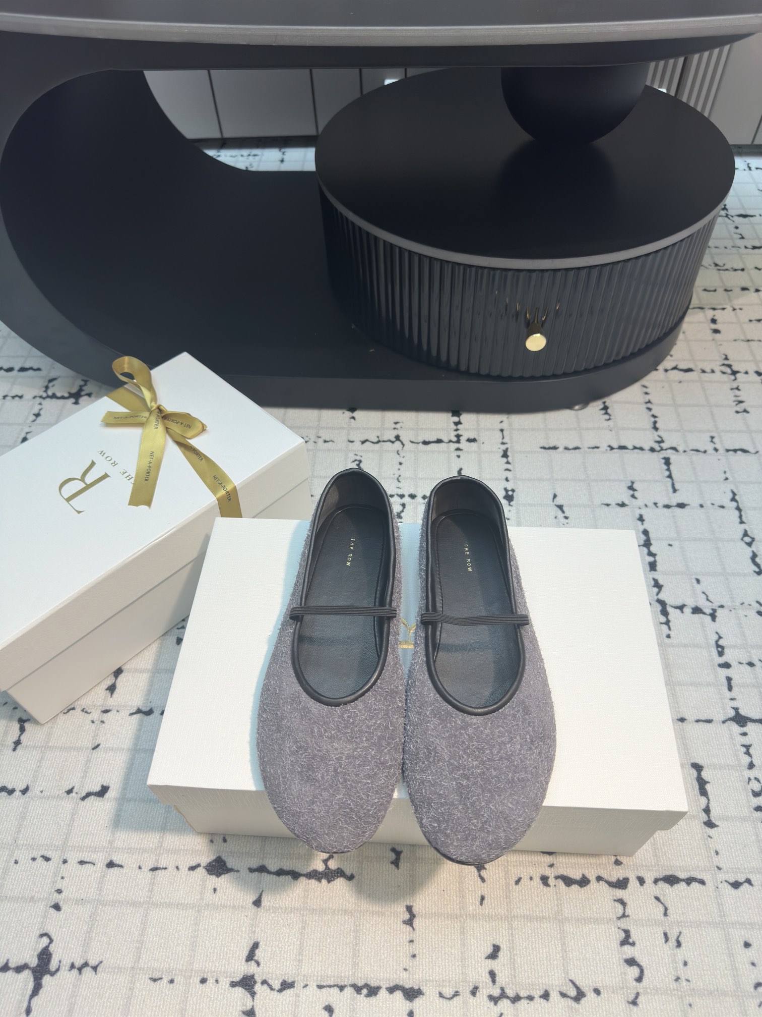 NO:165252,2025 spring and summer new flat grandma shoes/ballet shoes. The lambskin is soft and delicate~ light and elastic~ breathable and sweat-absorbing. The shoes are made of no inner and no gang treasure. The wrapping feels strong on the feet~ super soft and comfortable. So soft that it cannot feel it exists~ like stepping on the clouds, 360 degrees all-round~ never grind your feet~ shopping without pressure~ taking into account both fashion and comfort... Fabric: Snowflake silk cowhide Outsole: genuine leather outsole Size 35/40 (40 custom made without return or replacement), ballet shoes, cowhide, sheepskin, Leather soles198609092025春夏新款平底奶奶鞋/芭蕾舞鞋 小羊皮柔软细腻～轻盈Q弹～透气吸汗 鞋子采用无内里无港宝做法～上脚包裹感极强～超级柔软舒适 柔软到感受不到它存在～像是踩在云端上 360度全方位～永不会磨脚～逛街暴走无压力～时尚与舒适兼顾…… 面料: 雪花丝光牛皮 大底: 真皮大底 码数35/40（40定做不退不换）,芭蕾舞鞋,cowhide,sheepskin,Leather soles,Women's Shoes