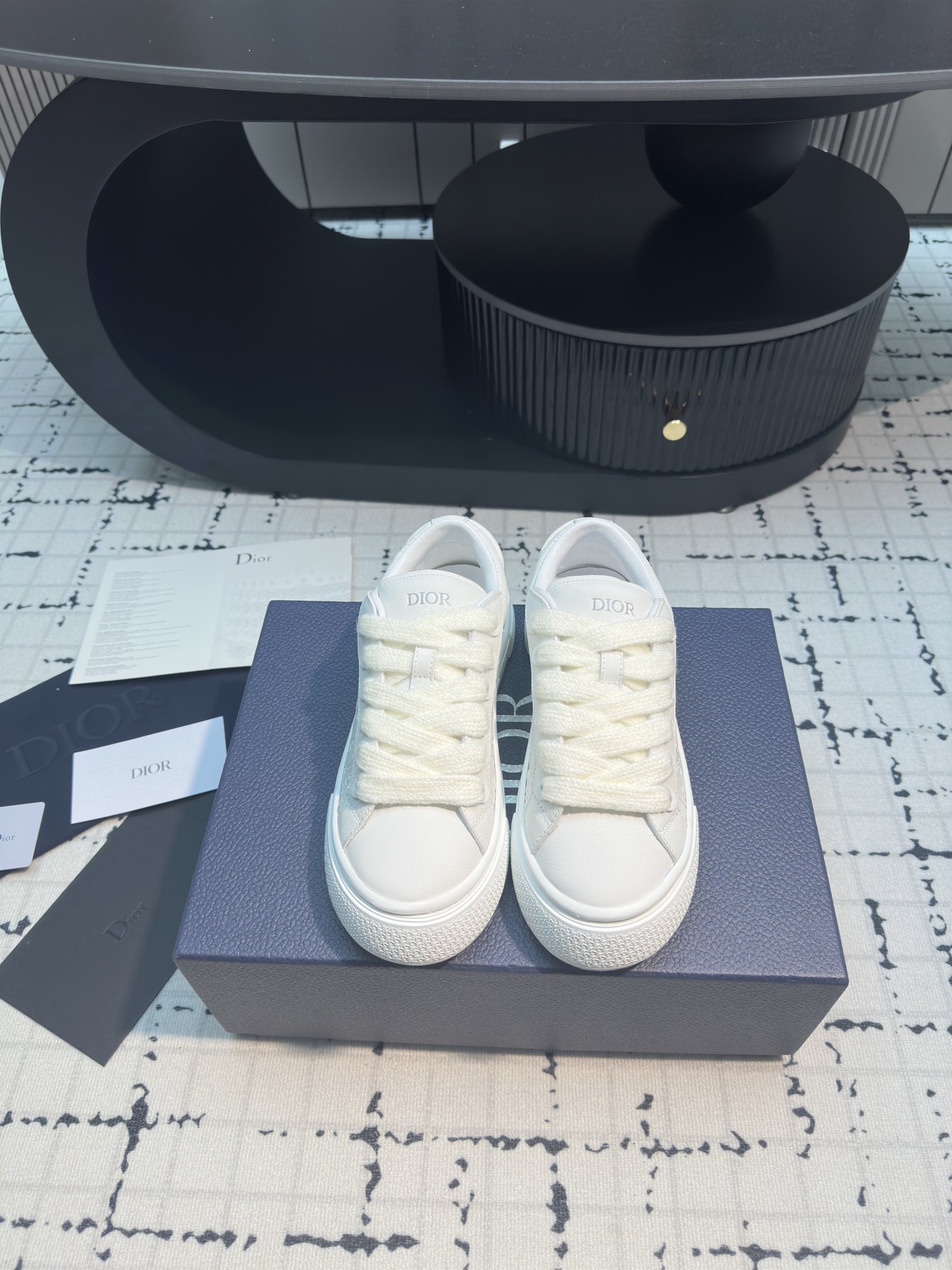 NO:462213,Dior x Denim Tears co-branded model B33 series couples casual sneakers skateboard shoes original purchase and development Make this B33 sneakers are a new product for fall 2023. They reinterpret classic tennis shoes, and the stylish silhouette highlights the thick feeling. They are carefully crafted from navy blue and white jacquard fabrics, decorated with Oblique prints, suede inserts, and a unique padded tongue with Dior embossed logo, paired with navy blue mohair wide laces and matte tone finish brass eyelets. White Dior Oblique patterned rubber sole, and the back is decorated with a contrasting Dior 30 Avenue Montaigne logo to enhance the style. It can add a stylish temperament to the casual look. The delivery counter is exquisitely packaged  Original custom fabric Oblique presbyopia + cowhide Inner original custom sheepskin + breathable mesh Sole original mold opening anti-slip TPU material Sole thickness 4CM Women's 35/41 (40.41 custom made no return or replacement) Men's 39/45 (39.45 custom made no return or replacement), casual shoes/sports shoes, dior, dior, sneakers, cowhide, sheepskin19860909迪奥Dior x Denim Tears联名合作款 B33系列 情侣款 休闲 运动鞋 滑板鞋 原版购入开发 做货 这款 B33 运动鞋是二零二三秋季新品,重新诠释经典的网球鞋,时尚的廓形突显厚实感.采用海军蓝色和白色提花面料精心制作,饰以 Oblique 印花,搭配绒面革镶片,别具一格的加垫鞋舌点缀以 Dior 压花标志,搭配海军蓝色马海毛宽鞋带和哑光同色调饰面黄铜孔眼.白色 Dior Oblique 图案橡胶鞋底,后侧饰以对比鲜明的 Dior 30 Avenue Montaigne 标志提升格调.可为休闲造型增添时尚气质 配送专柜精美包装 面料原版定制Oblique老花+牛皮 内里原版定制羊皮+透气网里 鞋底原版开模防滑TPU材质 底厚4CM 女款35/41（40.41定做不退不换） 男款39/45（39.45定做不退不换）,休闲鞋/运动鞋,dior,dior,sneakers,cowhide,sheepskin,Women's Shoes