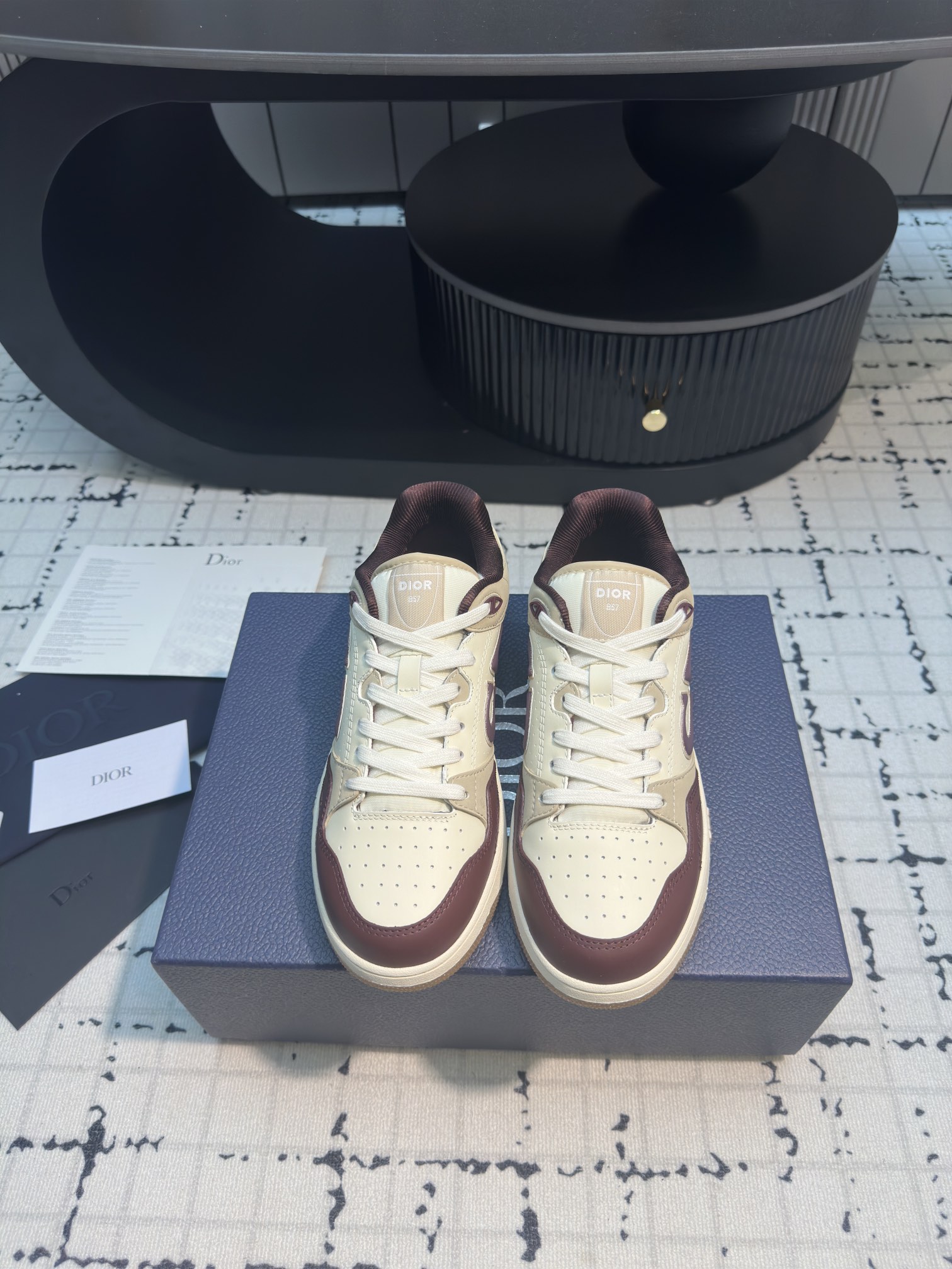 NO:462199,The top version of this B57 low-top sneaker is a new product in this series, continuing the classic style of Di*r. It is carefully crafted from top layer cowhide leather, with beige black Oblique printed inserts on the sides. The 'CD Icon'-shaped lace holes are clever and exquisite, and the two-color rubber sole, rear side mouth and heel all have brand iconic details to enhance the style. The ankle is paired with Oblique printed laces, which can adjust the fit, which complements the overall design. Fashionable and versatile, can add luster to various shapes. Imported head layer cowhide upper, lace-up opening and closing is matched with 'CD Icon' eyelets, mesh fabric lining, reinforced rubber toe and outsole, side stitching splicing structure, full set of counter packaging!  Women's 35/41 (40.41 custom made without return or exchange) Men's 39/45 (39.45 custom made without return or exchange), casual shoes/sports shoes, sneakers, cowhide19860909顶级版本这款 B57 低帮运动鞋是该系列新品,延续 Di*r 的经典款式.采用头层牛皮革精心制作,侧面饰以米色跟黑色 Oblique 印花镶片.“CD Icon”造型的鞋带孔眼巧妙精致,双色橡胶鞋底、后侧鞋口和鞋跟处均带有品牌标志性细节,提升格调.脚踝处搭配 Oblique 印花系带,可调节贴合度,与整体设计相得益彰.时尚百搭,可为各式造型增光添彩 进口头层牛皮鞋面,系带开合搭配“CD Icon”孔眼,网眼织物里料,加固橡胶鞋头和外底,侧面缝线拼接结构 全套专柜包装！ 女款35/41（40.41定做不退不换） 男款39/45（39.45定做不退不换）,休闲鞋/运动鞋,sneakers,cowhide,Women's Shoes