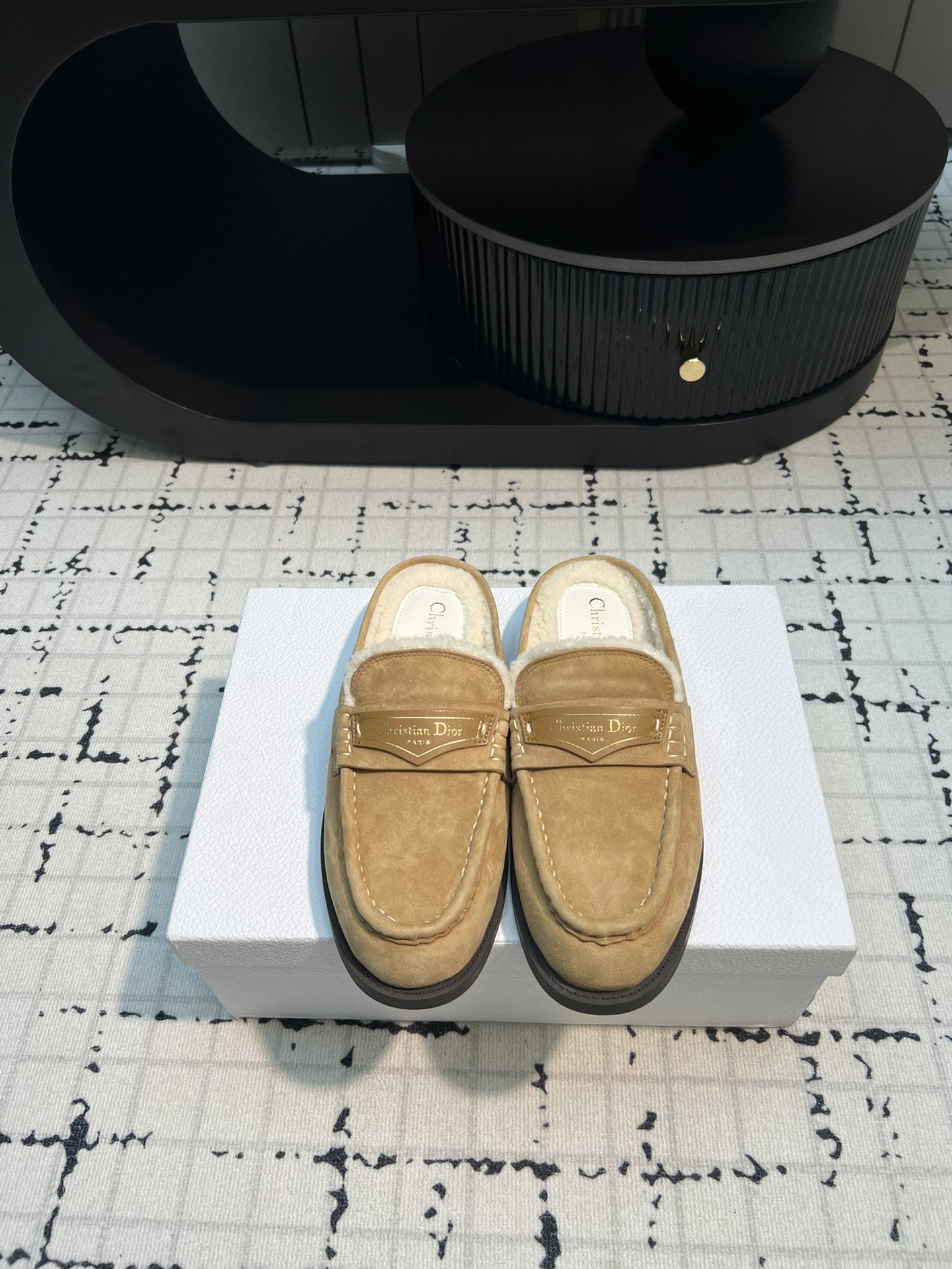 NO:614638,Dior | Dior 25 2025 early spring new products, top version, counter flagship new Dior Boy wool mules slippers, new hard goods, purchasing agent level!  Full of high-end feel!  A popular model among bloggers at home and abroad, it’s retro and fashionable, and your feet look stunning!  The official website's main recommendation★ Original custom-made cowhide/sheep upper, inner lining: imported Australian wool lining, original molded rubber outsole, size 35/40 (40 custom made, non-returnable, non-exchangeable), loafers and half-slippers, dior, dior, loafers, slippers, cowhide, sheep19860909Dior | 迪奥 25  2025早春新品 顶级版本 专柜主打新款 Dior Boy羊毛穆勒拖鞋硬货上新 代购级别！高级感十足！国内外博主刷爆的一款,复古又时髦 上脚美炸了！官网主推款★ 鞋面原版定制牛皮/羊猄  内里: 进口澳洲羊毛里 大底原版开模橡胶大底 码数35/40（40定做不退不换）,乐福鞋半拖,dior,dior,loafers,slippers,cowhide,sheep,Women's Shoes