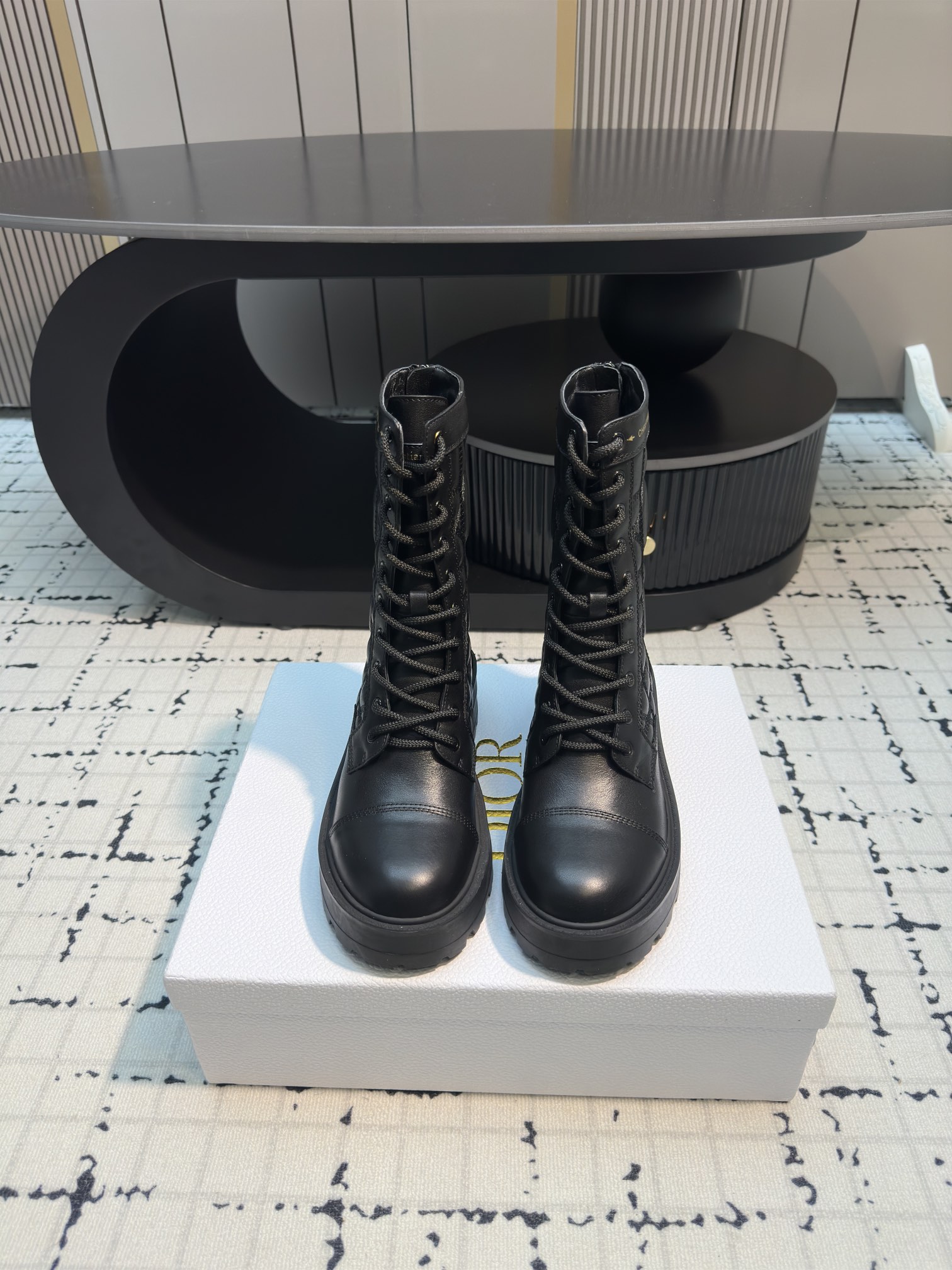 NO:625708,Dior | Dior 25 new autumn and winter products, top version, the counter features the new D-Unit cannage pattern motorcycle boots, new hard goods, purchasing agent level!  Full of high-end feel!  A popular model among bloggers at home and abroad, it’s retro and fashionable, and your feet look stunning!  Mainly recommended model on the official website★ Upper original imported calfskin/open edge beads Lining: imported sheepskin lining/genuine wool lining Original open molded TPU non-slip outsole Heel height: 4.5cm Size: 35/40 (40 customized, non-returnable and non-exchangeable) Leather lining Wool lining, boots, dior, dior, boots, cowhide, sheepskin19860909Dior | 迪奥 25 秋冬新品 顶级版本 专柜主打新款D-Unit藤格纹机车骑士靴 硬货上新 代购级别！高级感十足！国内外博主刷爆的一款,复古又时髦 上脚美炸了！官网主推款★ 鞋面原版进口小牛皮/开边珠  内里: 进口羊皮里/真羊毛里 大底原版开模TPU防滑大底 跟高: 4.5cm 码数: 35/40（40定做不退不换） 皮里 羊毛里,靴子,dior,dior,boots,cowhide,sheepskin,Women's Shoes