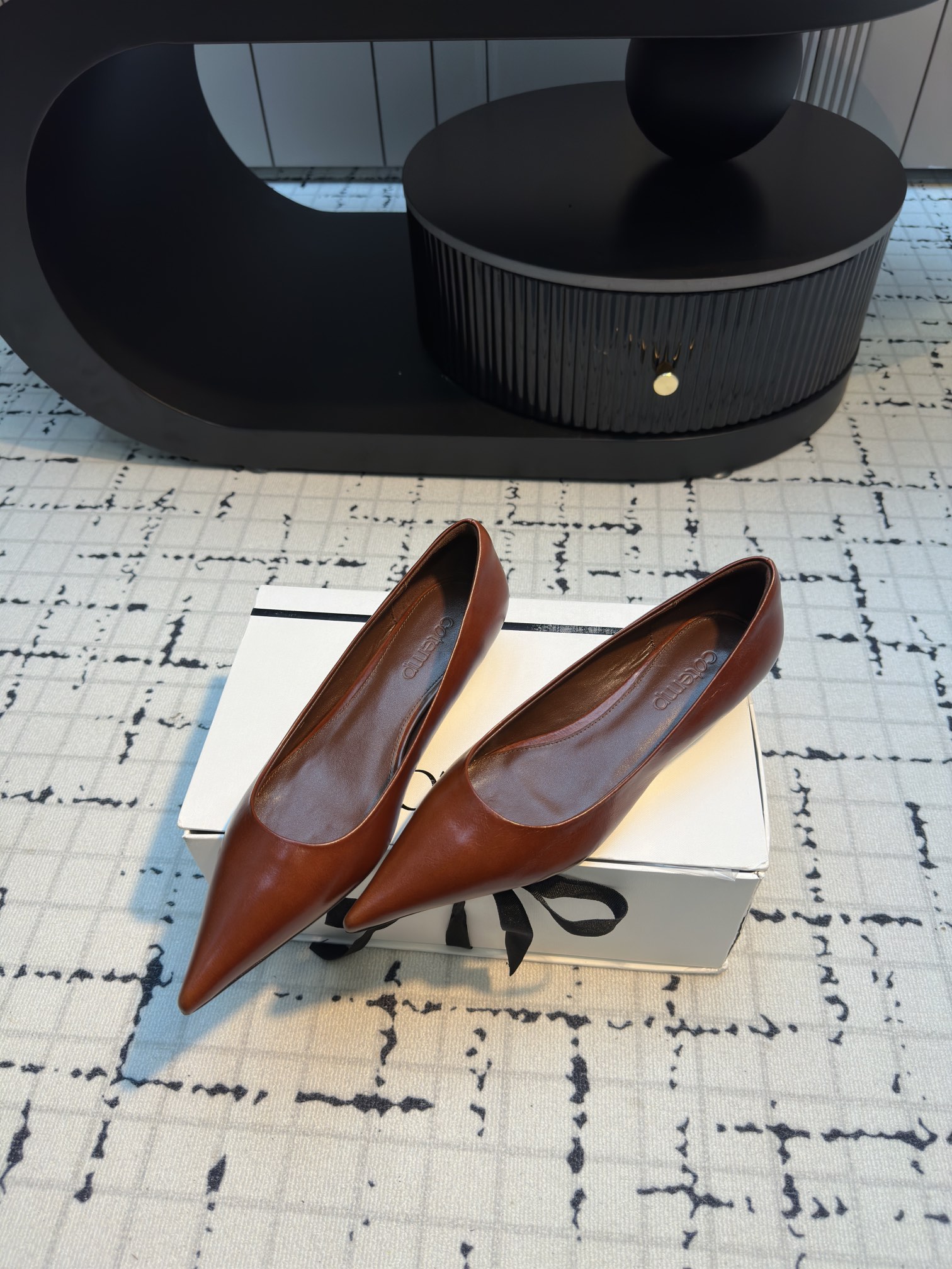 Luxurious Silk Embroidered Heels by Cotemp: Elevate Your Style with Metallic Light - 图片 3