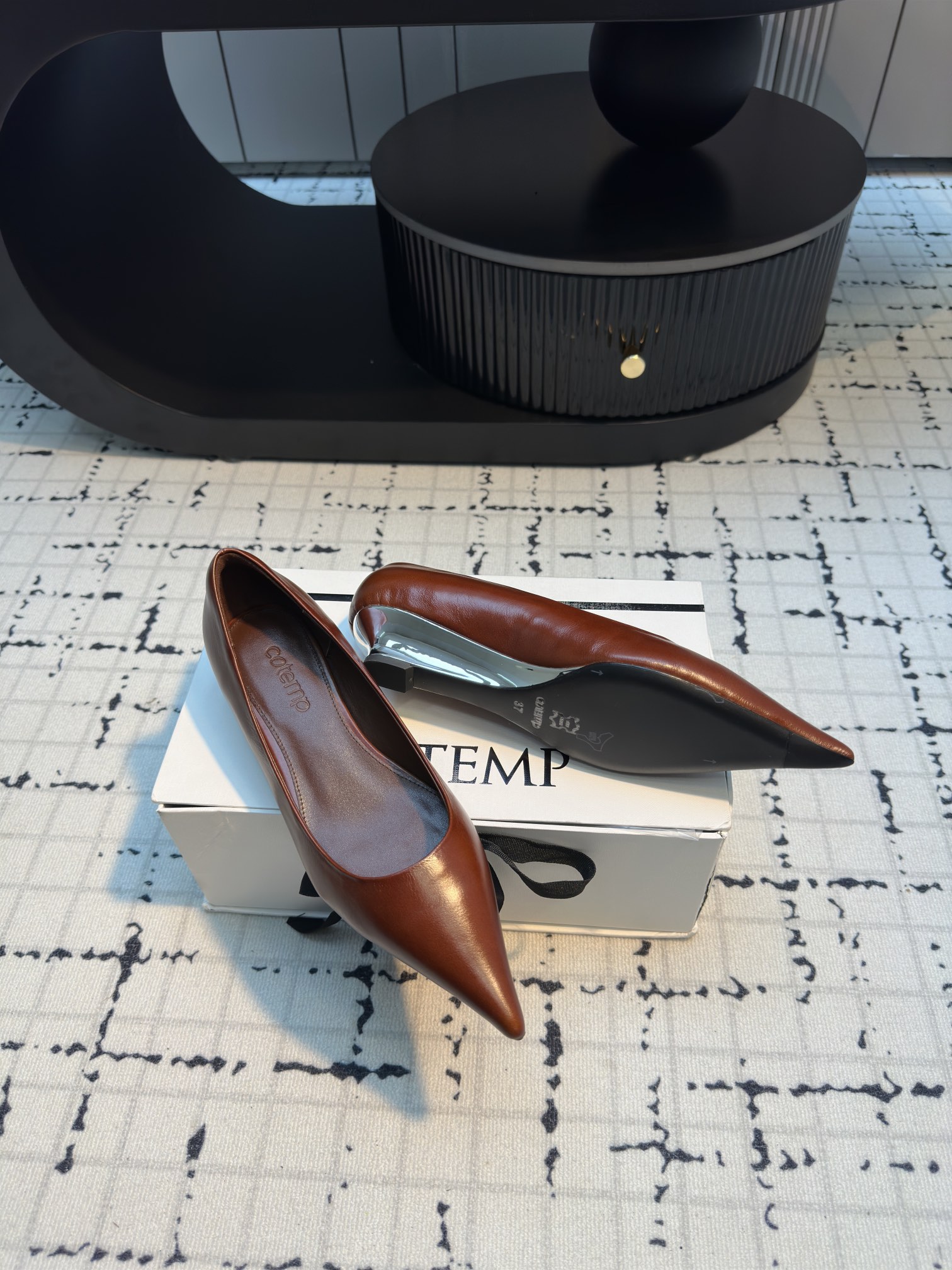 Luxurious Silk Embroidered Heels by Cotemp: Elevate Your Style with Metallic Light - 图片 5
