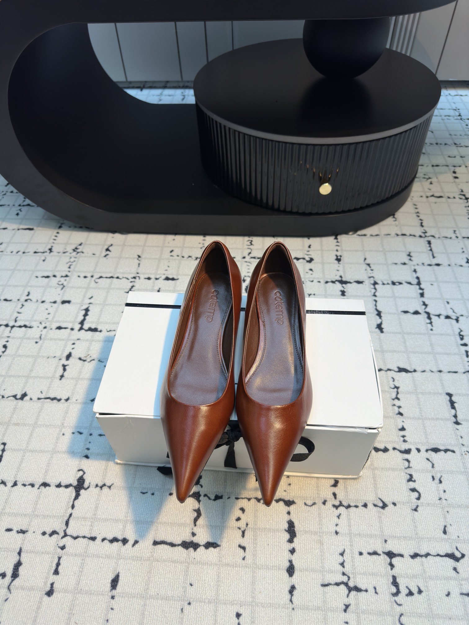 Luxurious Silk Embroidered Heels by Cotemp: Elevate Your Style with Metallic Light - 图片 6