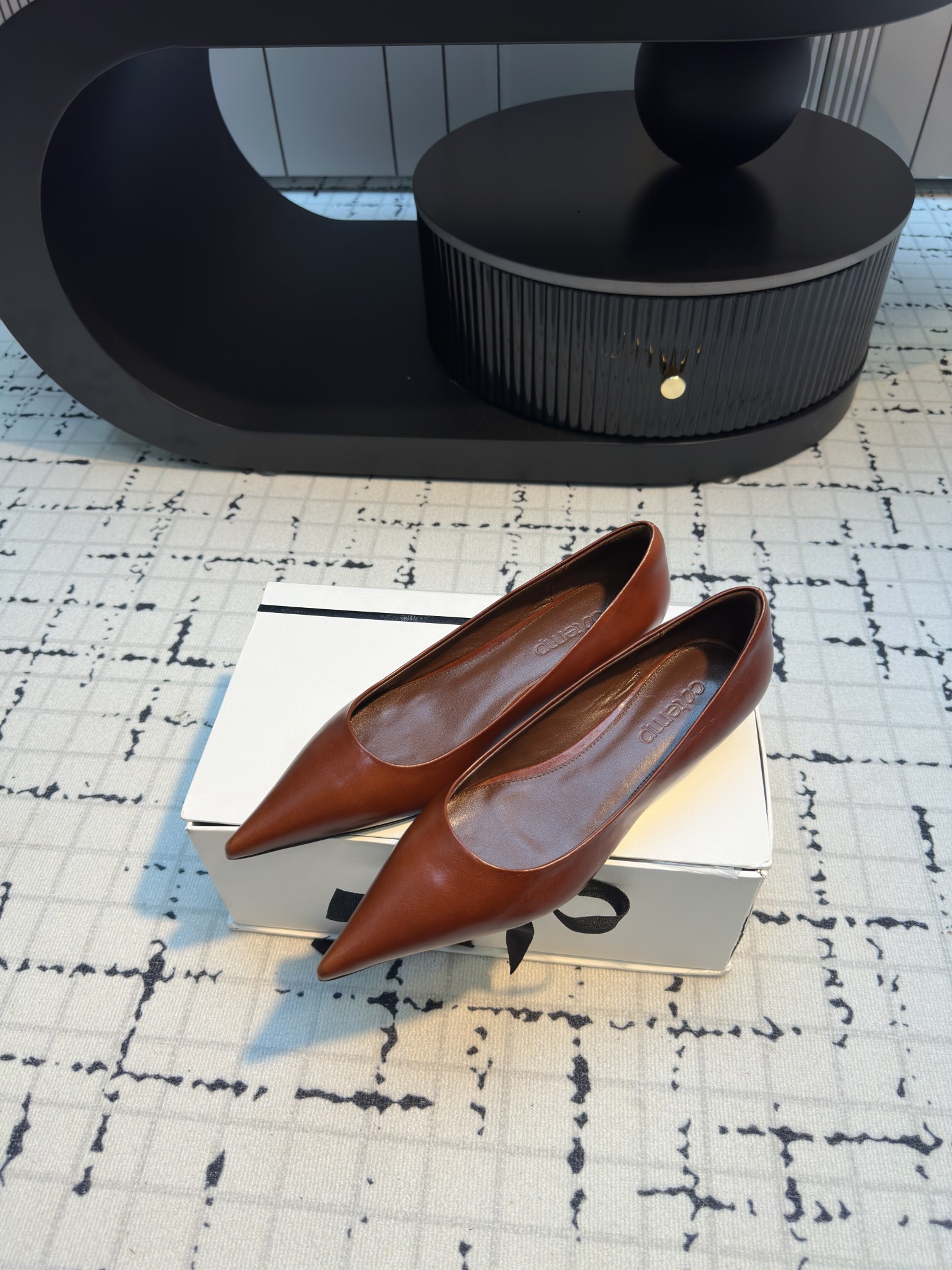 Luxurious Silk Embroidered Heels by Cotemp: Elevate Your Style with Metallic Light - 图片 2