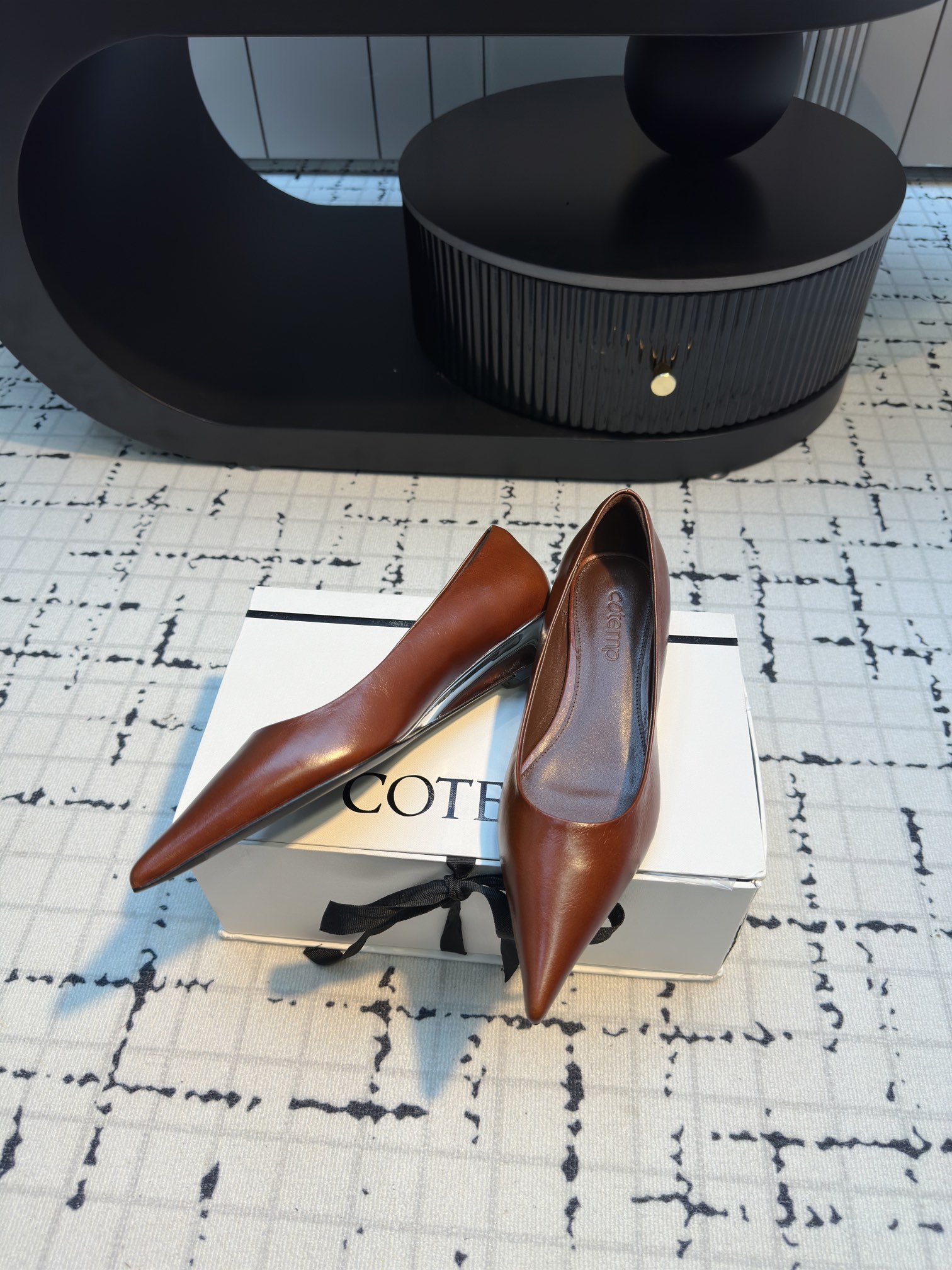 Luxurious Silk Embroidered Heels by Cotemp: Elevate Your Style with Metallic Light - 图片 4
