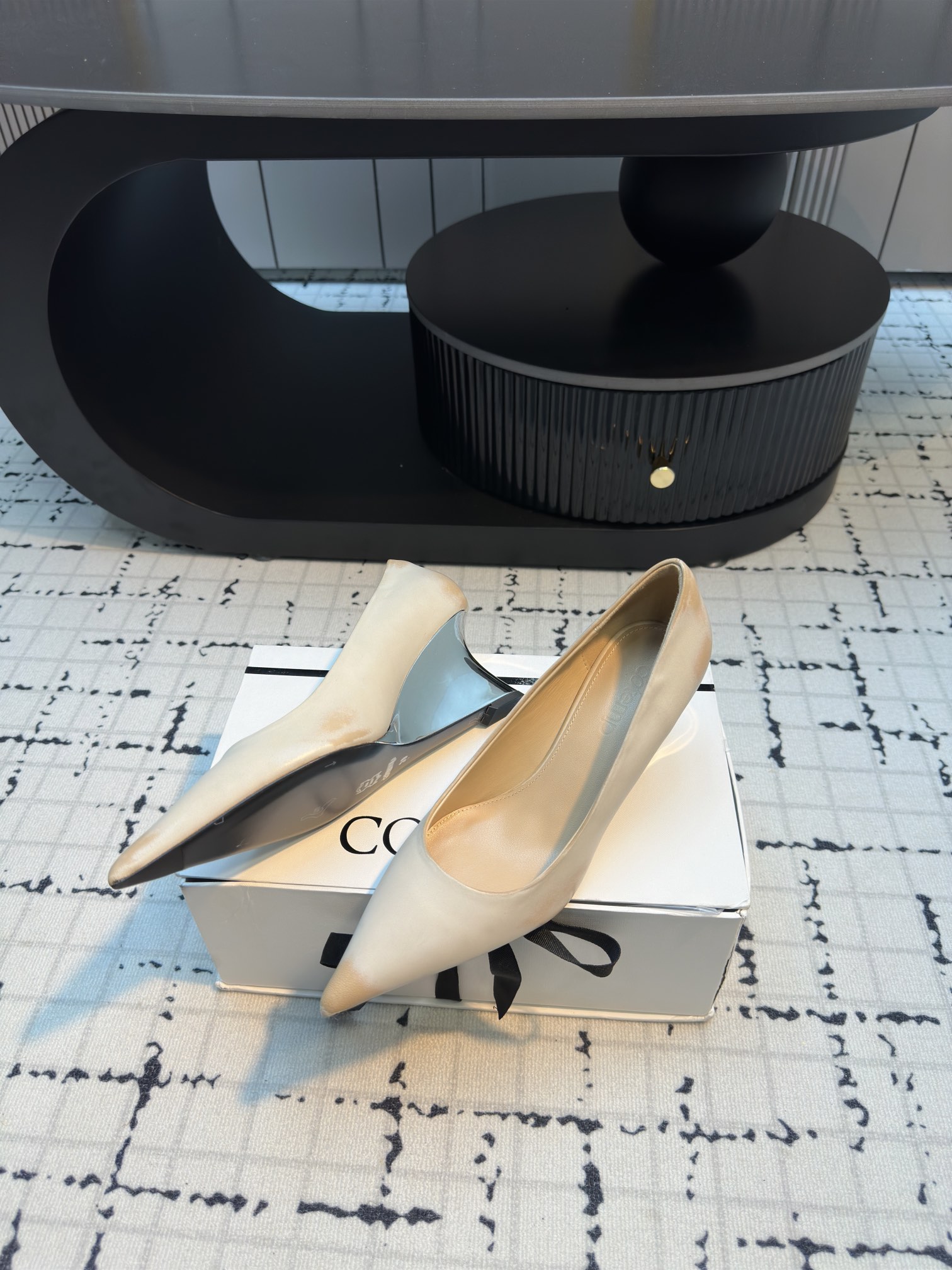 Luxurious Cotemp 110FW Pointy Shoes with Silk Embroidery and Metallic Details - 图片 4