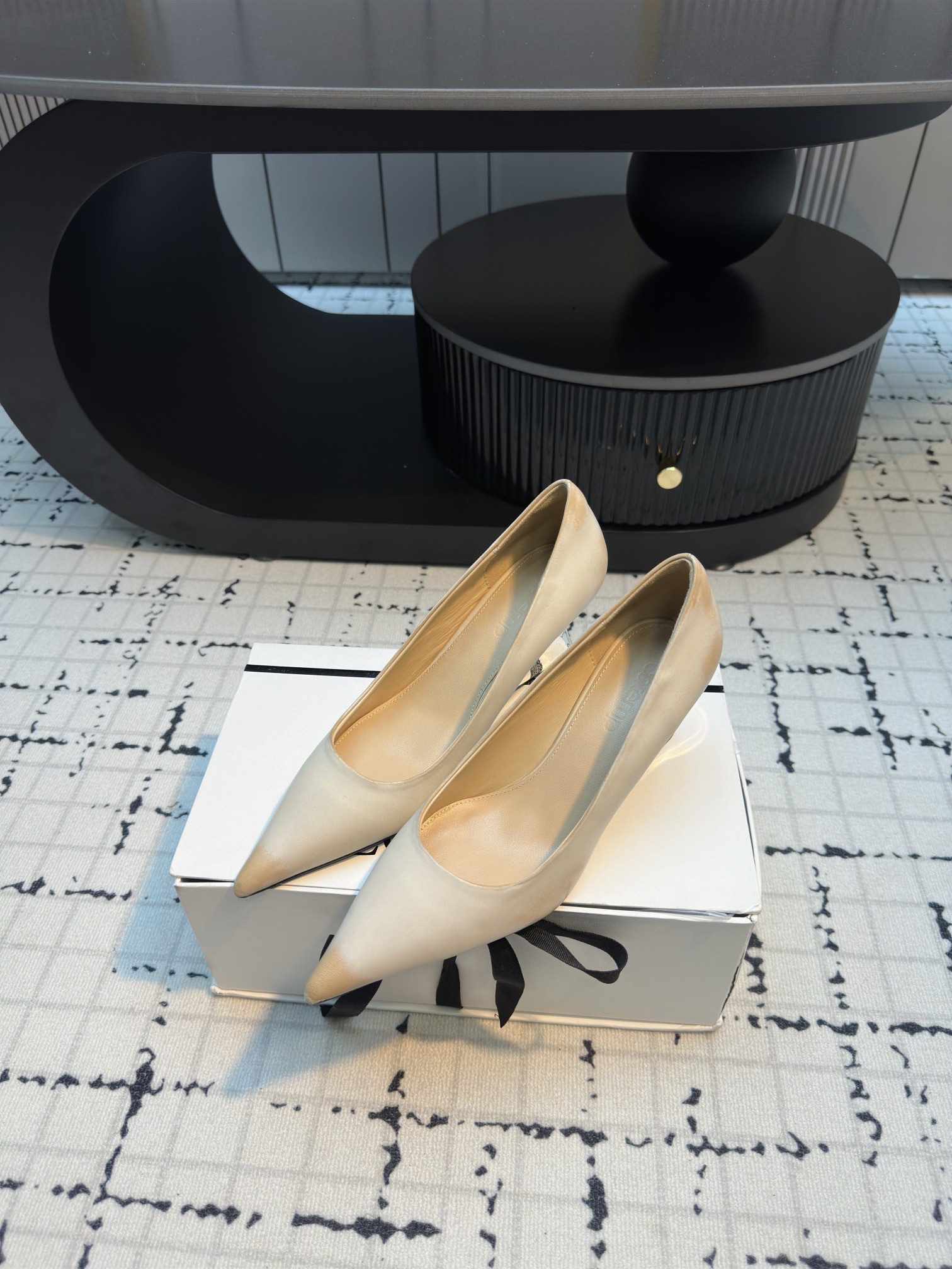 Luxurious Cotemp 110FW Pointy Shoes with Silk Embroidery and Metallic Details - 图片 2