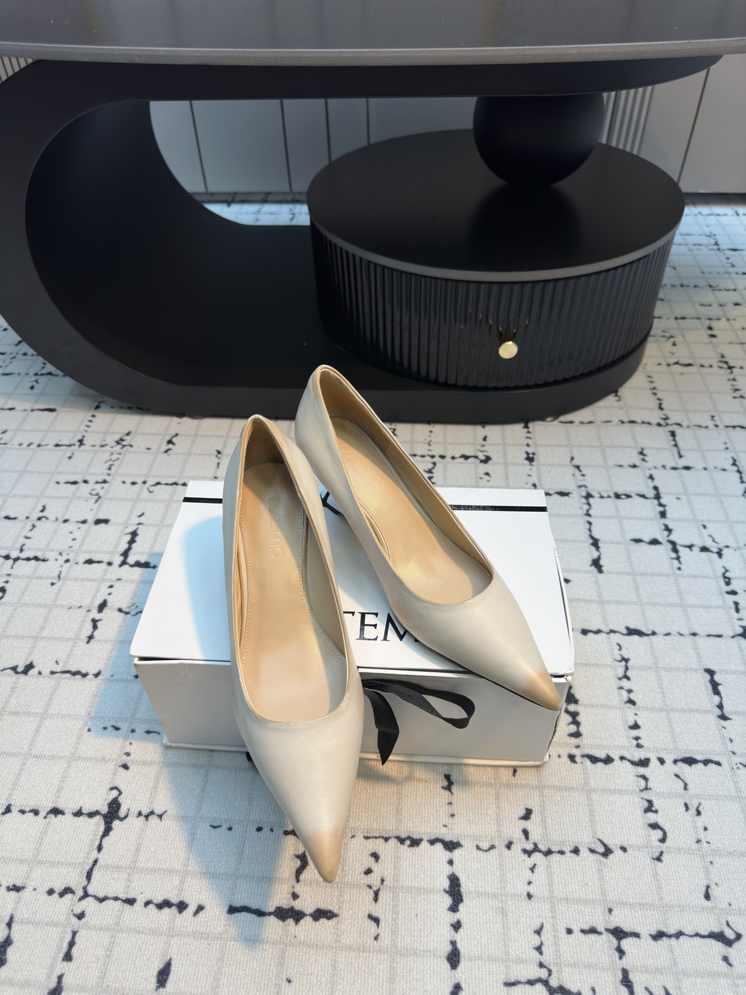 Luxurious Cotemp 110FW Pointy Shoes with Silk Embroidery and Metallic Details - 图片 3