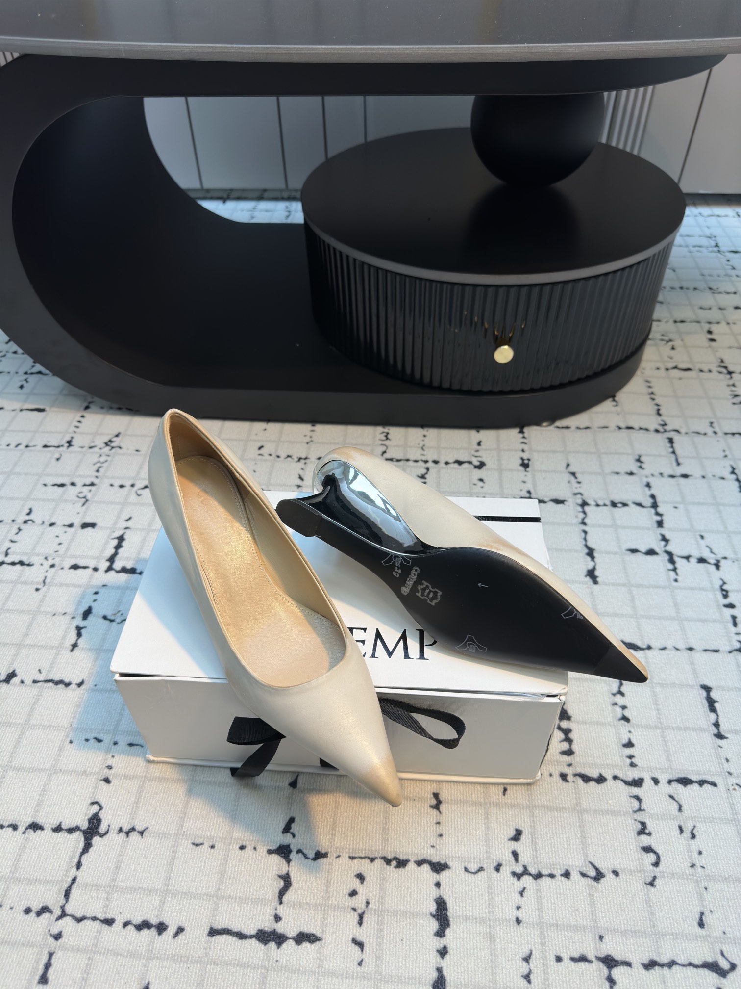 Luxurious Cotemp 110FW Pointy Shoes with Silk Embroidery and Metallic Details - 图片 5