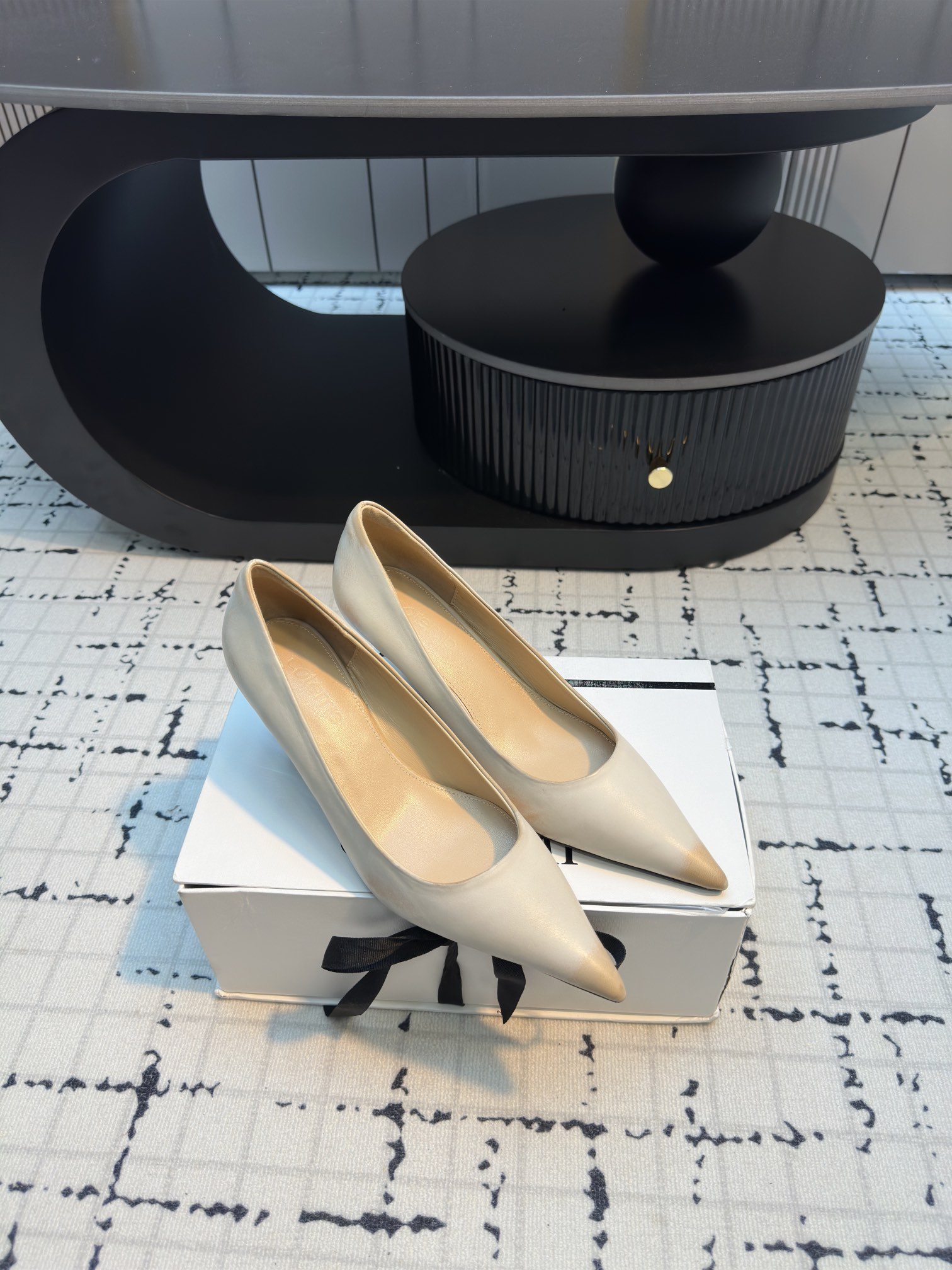 Luxurious Cotemp 110FW Pointy Shoes with Silk Embroidery and Metallic Details - 图片 1