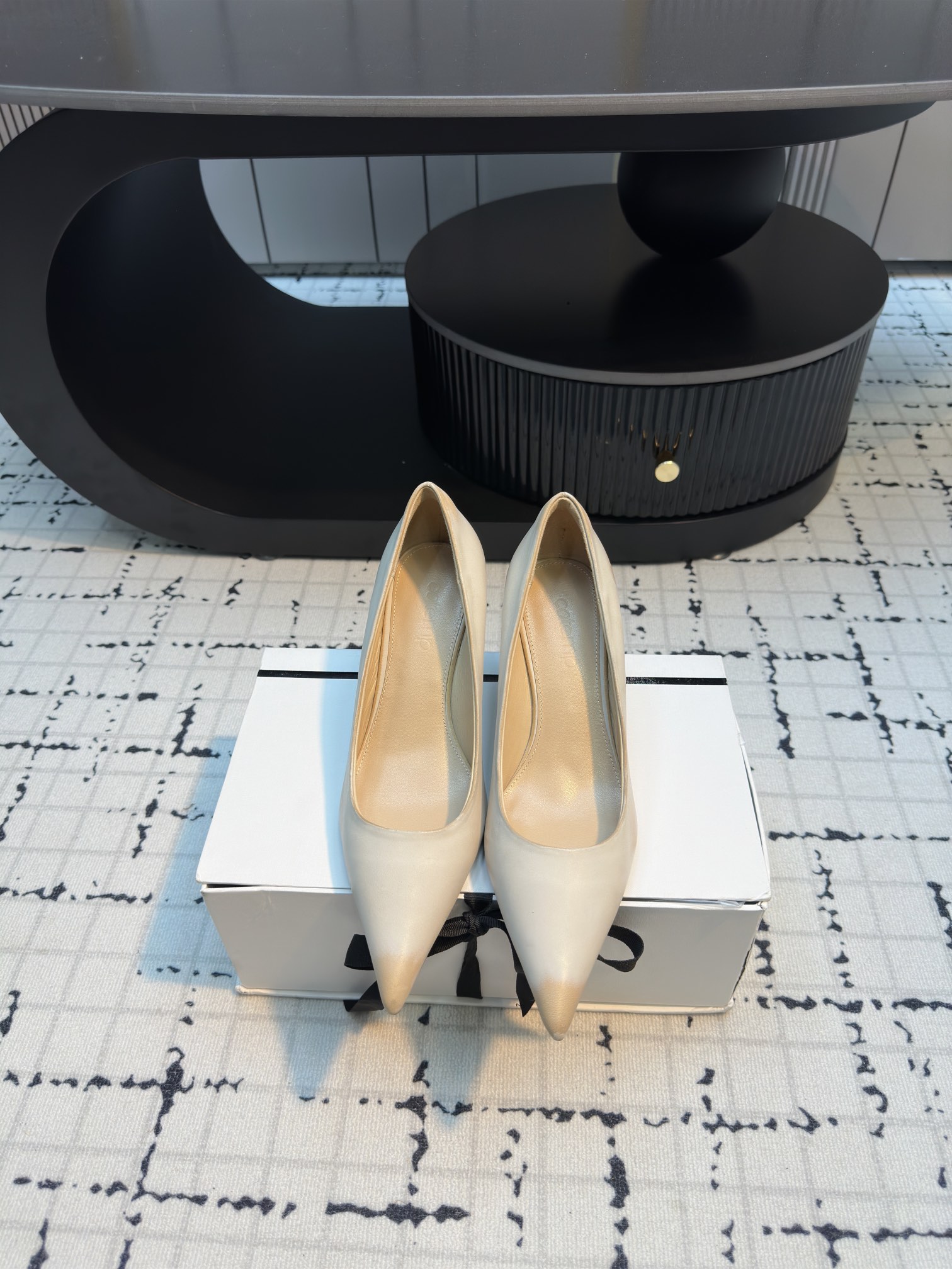 Luxurious Cotemp 110FW Pointy Shoes with Silk Embroidery and Metallic Details - 图片 6