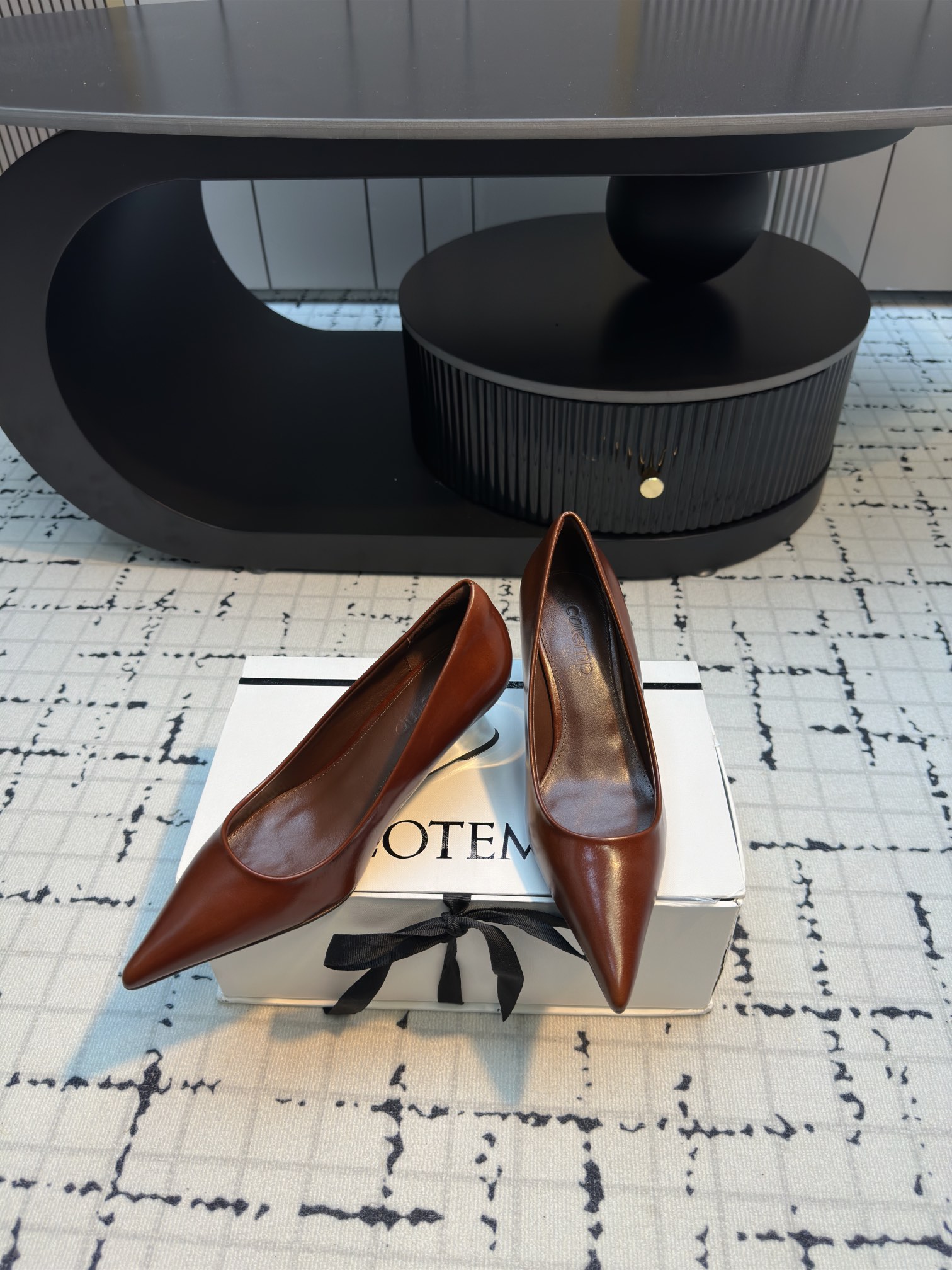 Luxurious Silk Embroidered Heels: Cotemp 110FW Pointy Shoe Collection - 图片 3