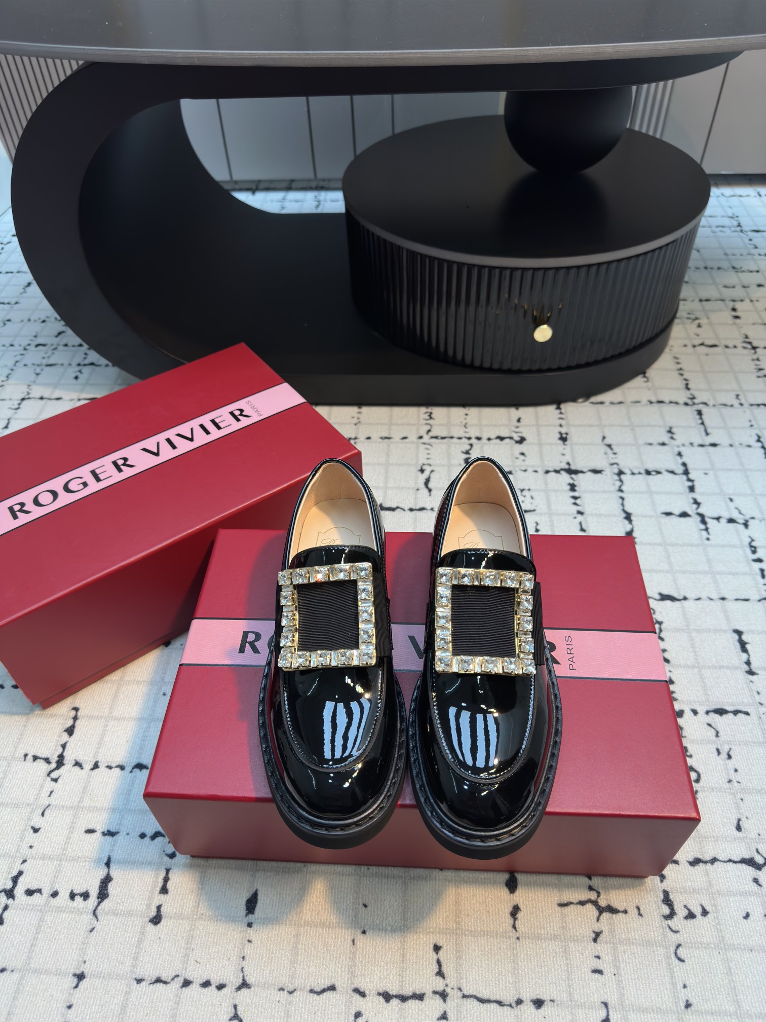 NO:406923,Classic loafers, quality of purchasing agents, no pressure to enter and exit, quality is very awesome, upgraded!  Upgrades are always upgraded every year~ very light and comfortable~ mix and match any clothing every day~ match with skirts and pants, they are super durable~ without losing elegance~ never out of time~ can be worn all year round Upper: Exclusive original 1:1 custom top imported beef patent leather Inner: Top imported mixed breed sheep Diamond buckle: Exclusive original 1:1 custom hardware copper buckle Original custom Oden diamond Outsole: Exclusive original 1:1 mold opening PU foam sole [about 3.5cm] Different from market currency~ High quality is definitely different Size 35/40 (40 custom made without return or replacement), Loafers, loafers, skirts19860909经典乐福鞋 代购品质～出入无压力～品质非常牛逼～升级！升级一直年年再升级～非常轻盈舒适～日常随心混搭任何服饰～搭配裙子 裤子 都超级耐看～不失优雅～永不过时～一年四季都可穿 鞋面:独家原版1:1定制顶级进口牛漆皮 内里:顶级进口混种羊 钻扣:独家原版1:1定制五金铜扣原版定制奥登钻 大底:独家原版1:1开模PU发泡大底【3.5cm左右】 区别市场通货～高品质肯定不一样 码数35/40（40定做不退不换）,乐福鞋,loafers,skirts,Women's Shoes