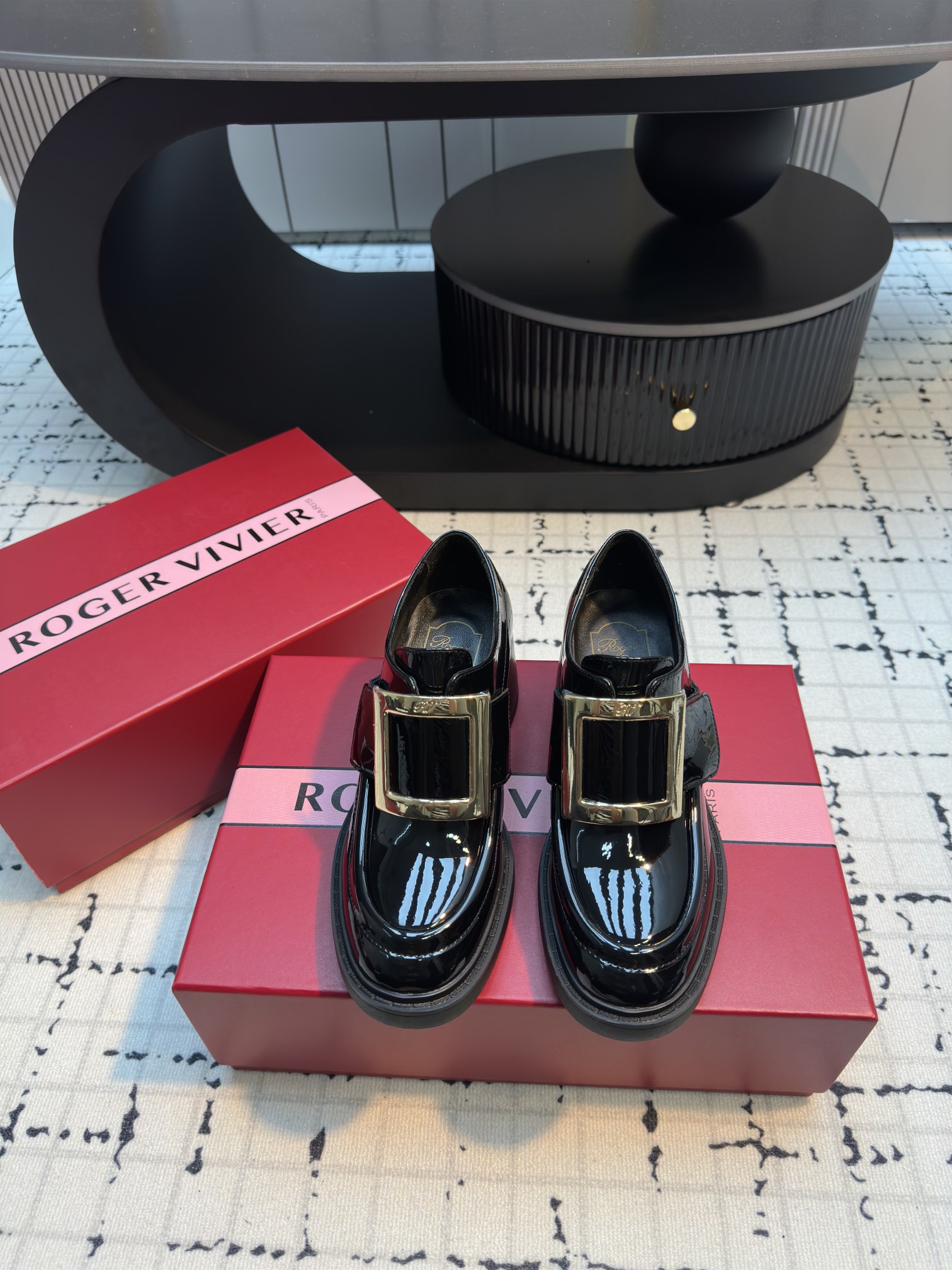 NO:406932,[RV] The college style thick and thick bottom autumn and winter series is newly launched. No round version will not be developed. Various versions on the market are shipped early. My family adheres to the principle of seeking quality but not rushing goods and strives to be the best to bring them to everyone!  High-end quality details can be found in the pictures and detailed descriptions for the market version~ Try on the positive size choices, thick heel design, lengthen the leg lines, easy to wear, material upper original super soft cow patent leather + inner foot pad top imported lambskin latest original private mold developed and molded outsole Heel height 6cm 35/40 (40 custom made without return or replacement), loafers, loafers, sheepskin19860909【RV】学院风粗跟厚底秋冬系列全新上线 无圆版不开发,市面各种版本早早出货,我家秉承求质不赶货的原则力求做到最好才敢带给大家！高端品质细节可看图片详细说明区别市面版本～试穿正码选择 粗跟设计 拉长腿部线条 好穿到没朋友 材质鞋面原版超软牛漆皮+内里垫脚顶级进口小羊皮最新原版私模开发成型大底 跟高6cm 码数35/40（40定做不退不换）,乐福鞋,loafers,sheepskin,Women's Shoes