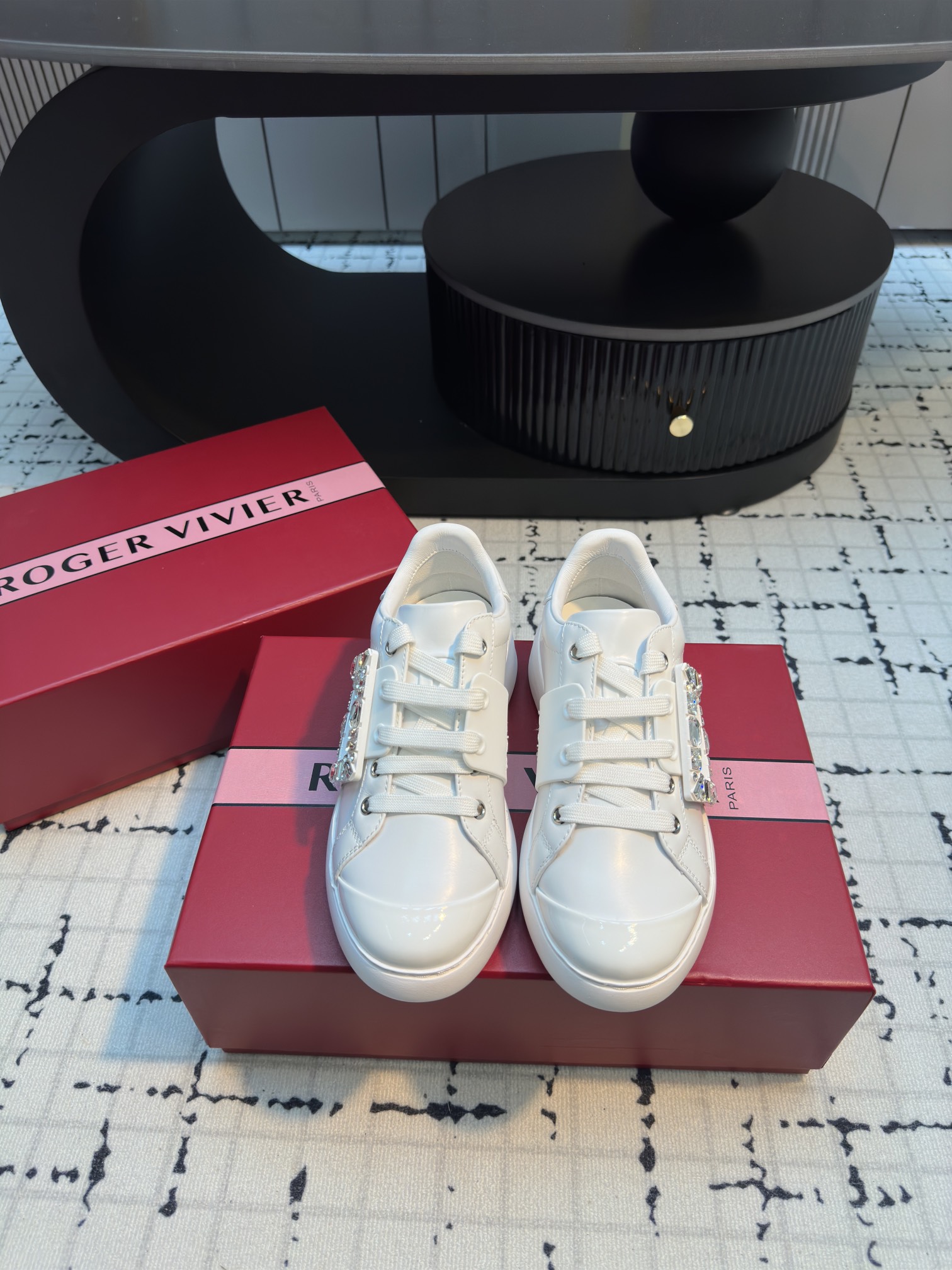 NO:406899,RV2025 new Viv' Skate leather square buckle thick-soled sneakers｜Original purchase full-set packaging purchasing level White silver buckle Material and craftsmanship Original Napa calfskin Patent leather embellishment details Upper flash diamond buckle/metal buckle Leather insole Anti-slip wear-resistant rubber sole Size 35/40 (40 custom made without return or replacement), casual shoes/sports shoes, sneakers, cowhide19860909RV2025新款Viv' Skate皮革方扣厚底运动鞋｜原版购入全套包装代购级别 白色银扣 材质与工艺 原版纳帕小牛皮 漆皮点缀细节 鞋面闪钻饰扣/金属饰扣 皮革内底 防滑耐磨橡胶底 码数35/40（40定做不退不换）,休闲鞋/运动鞋,sneakers,cowhide,Women's Shoes