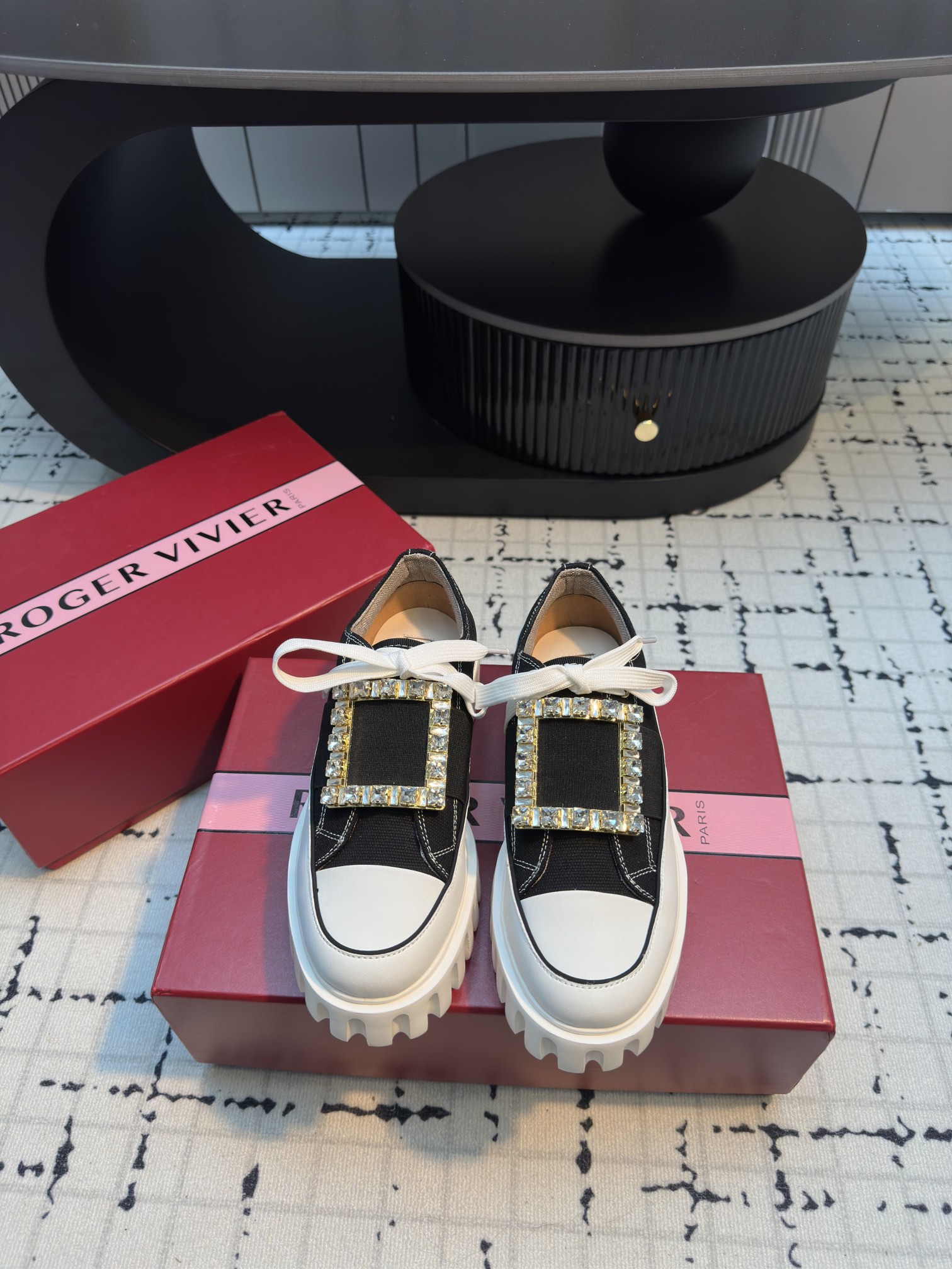 NO:406898,Roger Vivia's new rhinestone square buckle canvas cookie shoes, foamed cookie bottom, light, comfortable and high-end. The canvas upper is paired with rhinestone square buckle, simple and high-end!  Size 35/40 (40 custom made without return or replacement), casual shoes/sports shoes, sneakers19860909罗杰维维亚新款水钻方扣帆布饼干鞋 发泡材质饼干底,轻盈舒适又增高 帆布鞋面搭配水钻方扣,简单高级！ 码数35/40（40定做不退不换）,休闲鞋/运动鞋,sneakers,Women's Shoes