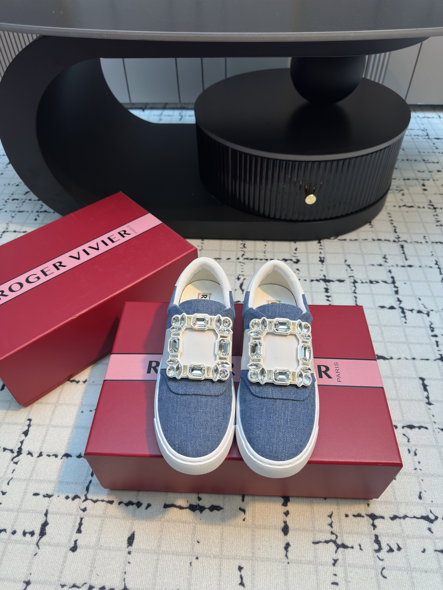 NO:406903,New spring and summer RV macaron color white shoes, dream shoes RV diamond buckle white shoes!  The light sports trend is coming. Simple sports shoes are eye-catching with the pattern of the sole and are cleverly adapted to urban fashion and practical functions. This sports shoes are made of soft leather and are decorated with buckles. They are youthful and beautiful, lively and vivid. The original replica has super positive style and perfect workmanship. They are very comfortable to wear and elegant and versatile!  Original custom rubber outsole material: original custom cowhide / imported cowhide inside size 35/40 (40 custom made without return or replacement), casual shoes/sports shoes, sneakers, cowhide19860909春夏新款RV马卡龙色小白鞋 梦中情鞋RV钻扣小白鞋！ 轻运动风潮来袭 简便运动鞋以鞋底花型图案令人眼前一亮 巧妙释合都市时尚与实用功能,本款运动鞋以柔软皮革制成,点缀闪钻饰扣 青春靓丽,活泼生动 原版复刻 版型超正 做工细节完美 ,上脚非常舒适 高雅百搭！ 鞋底原版定制橡胶大底 材质:原版定制牛皮/ 内里进口牛皮 码数35/40（40定做不退不换）,休闲鞋/运动鞋,sneakers,cowhide,Women's Shoes