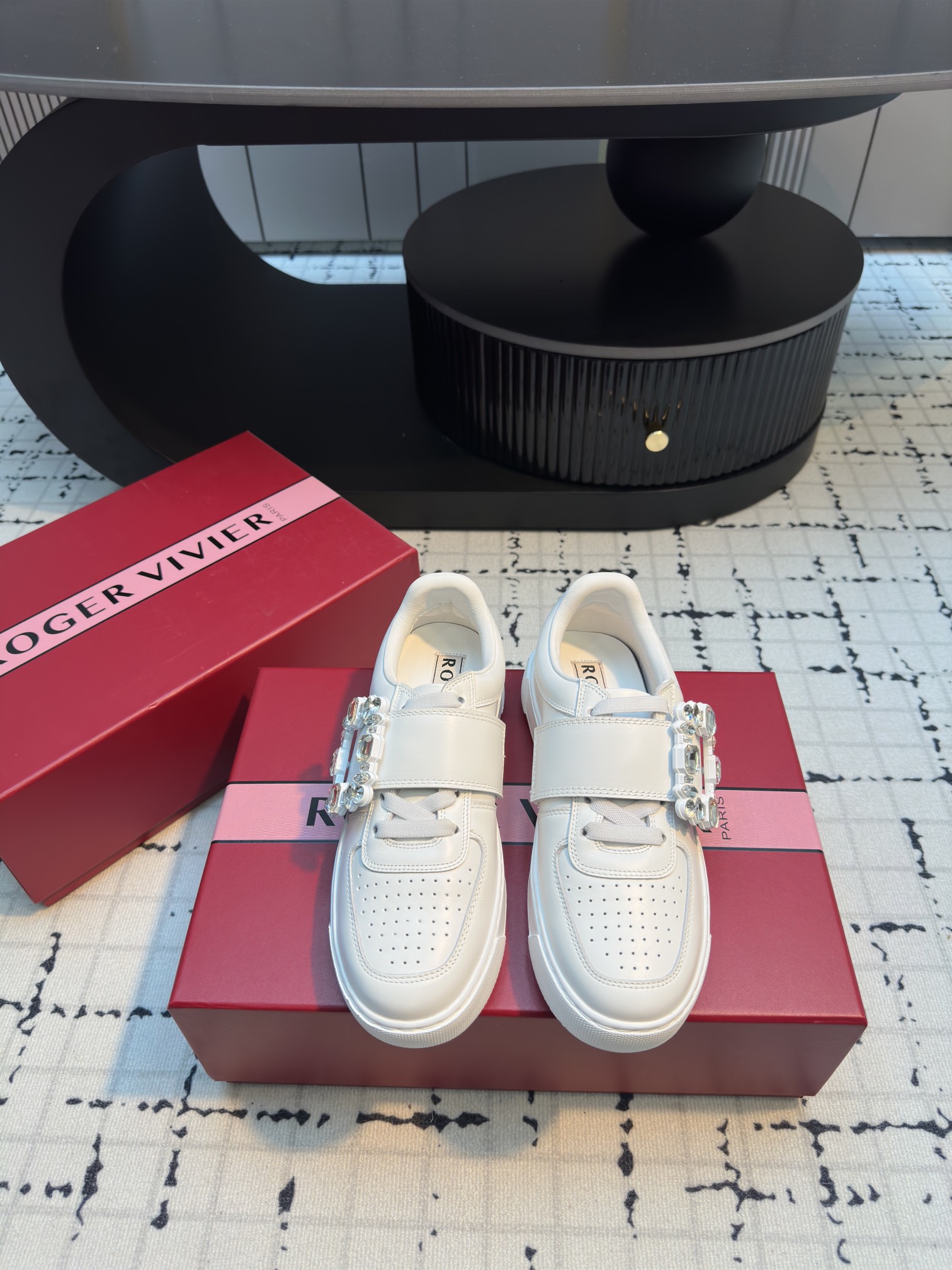 NO:406906,#Roger Vivia's new style Zhou Dongyu~Tang Yan~linda same style Dream Love Shoes RV Square Button White Shoes!  Light sports trend is coming. Travel~Driving~Sports must-have casual models. Size 35/40 (40 custom made without return or exchange), casual shoes/sports shoes, sneakers19860909#罗杰维维亚新款周冬雨~唐嫣~linda同款 梦中情鞋RV方扣小白鞋！轻运动风潮来袭 旅游~开车~运动必备休闲款 码数35/40（40定做不退不换）,休闲鞋/运动鞋,sneakers,Women's Shoes